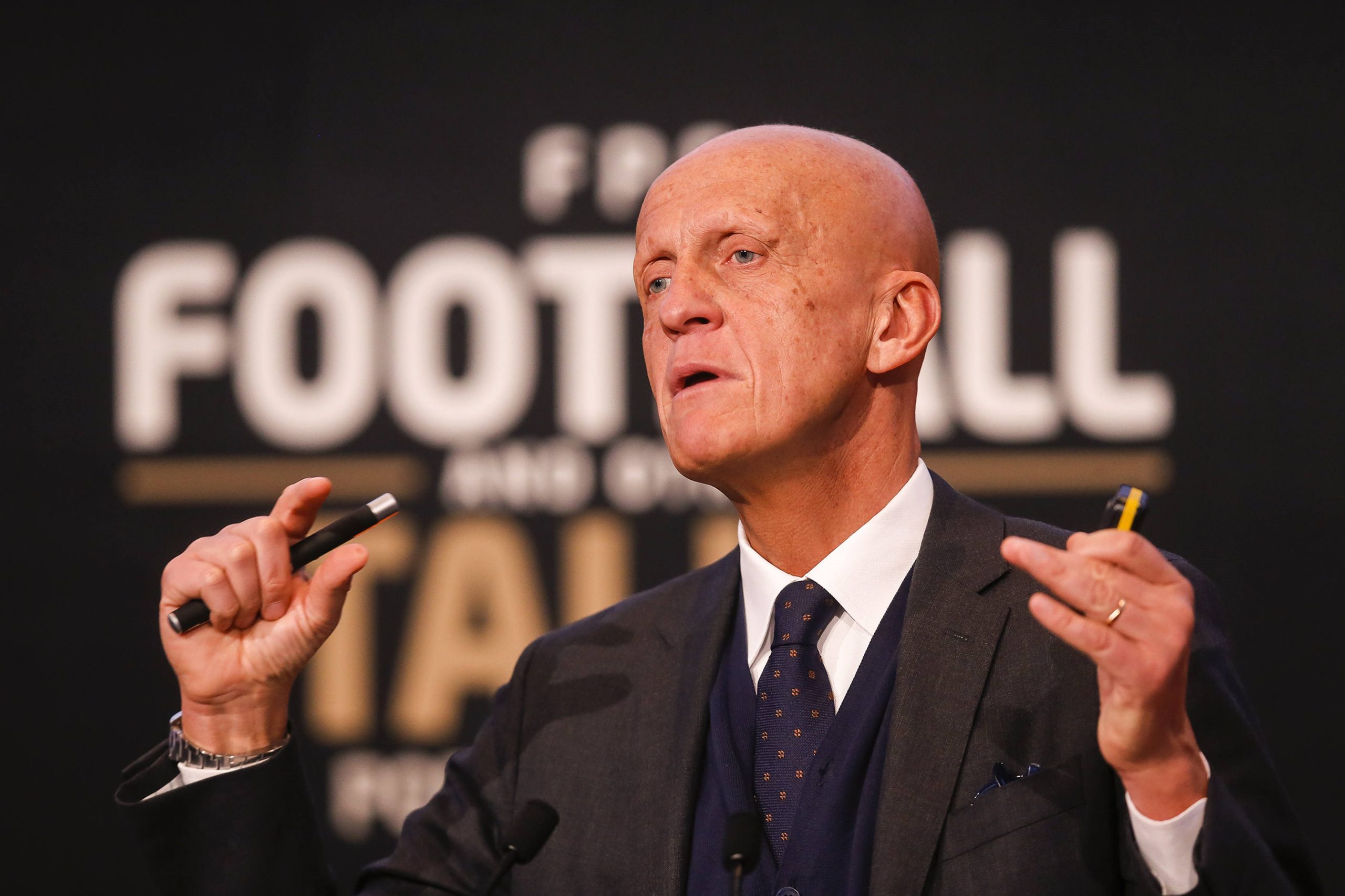 Collina: “Uma decisão sobre 2,2 centímetros não é para o olho humano, é para a tecnologia”