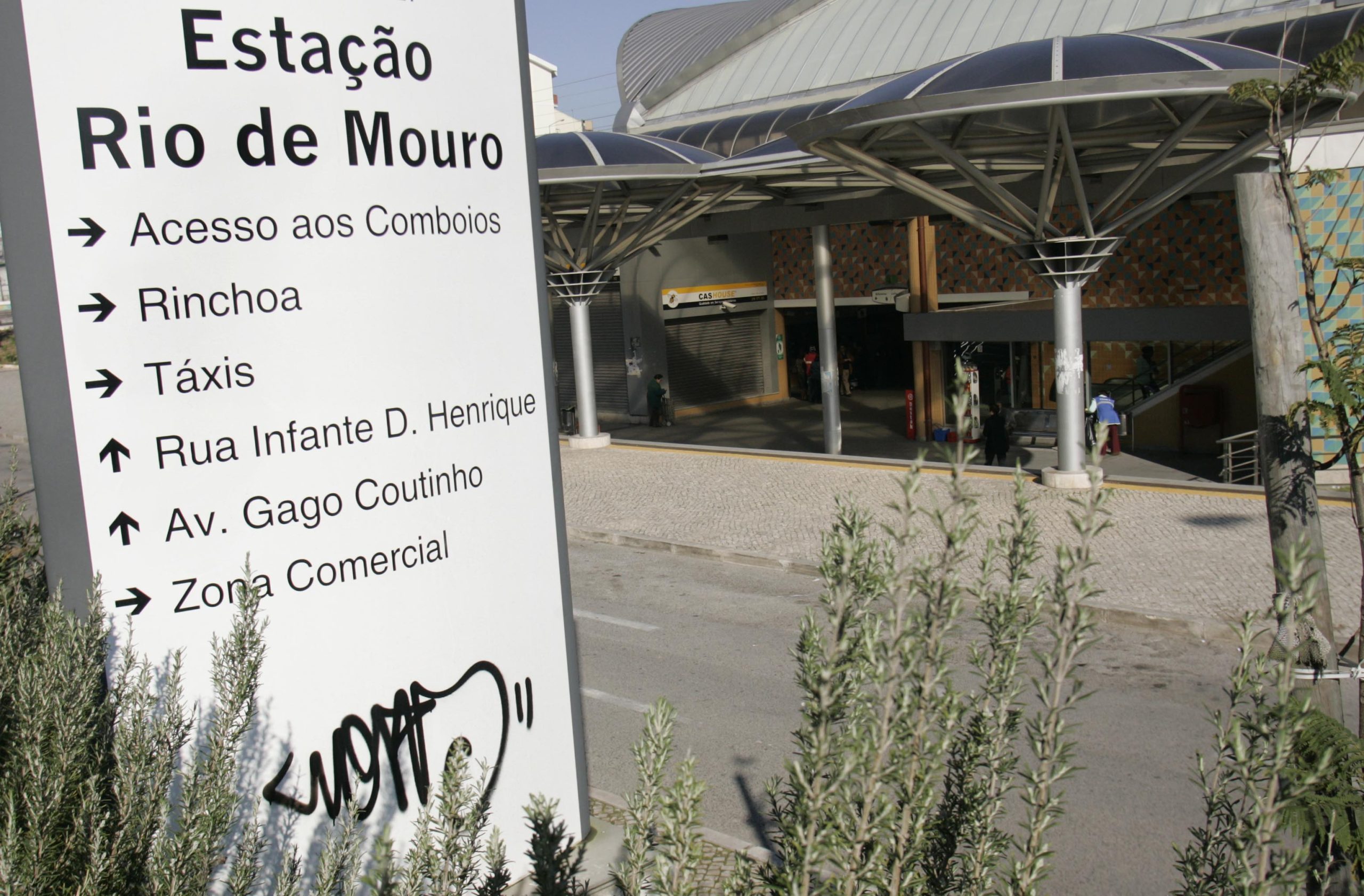 Dois homens esfaqueados de madrugada junto à estação da CP de Rio de Mouro