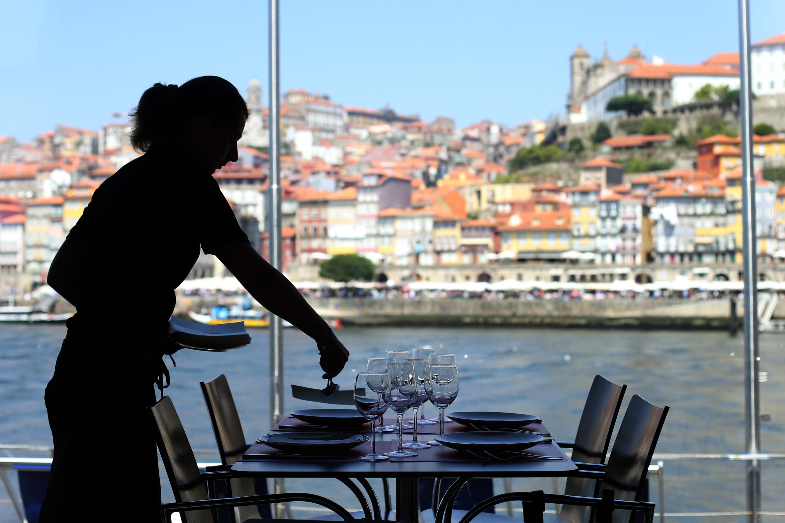 Taxa de ocupação hoteleira em Portugal desceu 1,3 pontos percentuais em agosto para 87%