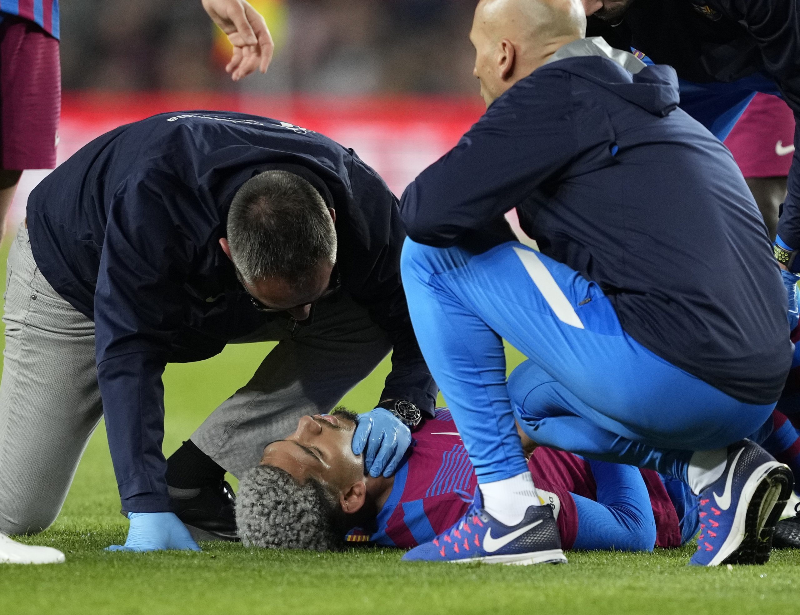 Barcelona: Ronald Araújo sai de ambulância após choque de cabeça com colega Gavi