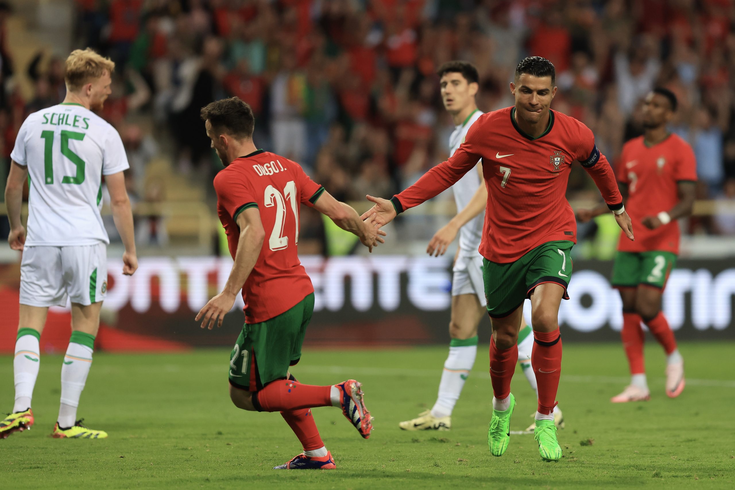 Cristiano Ronaldo superou 900 golos de carreira com ‘bis’ à Irlanda