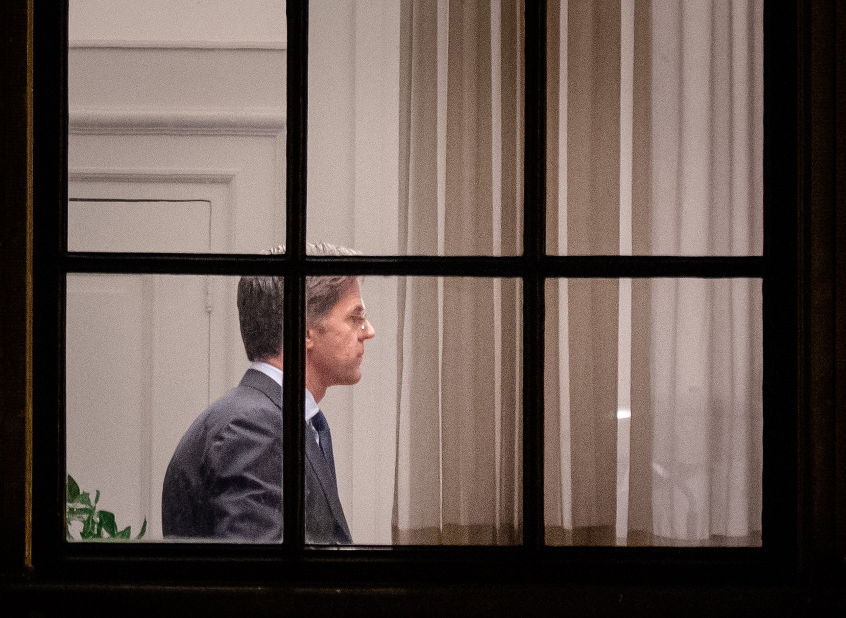 Primeiro-ministro holandês Mark Rutte supera moção de censura