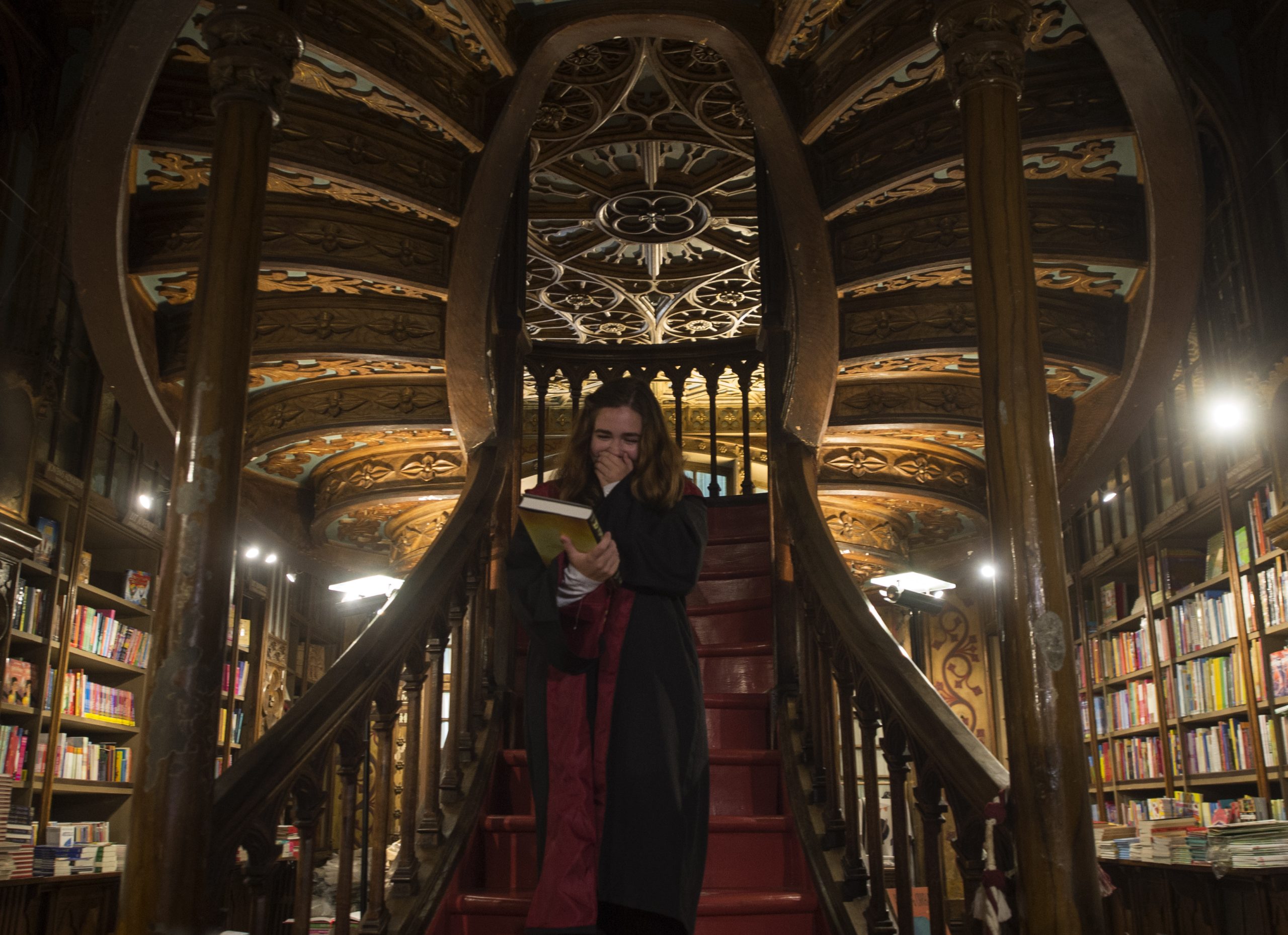 Livraria Lello, no Porto, “não tem nada a ver com Hogwarts”, mas autora de Harry Potter confirma que escreveu no Café Majestic para “animar” fãs