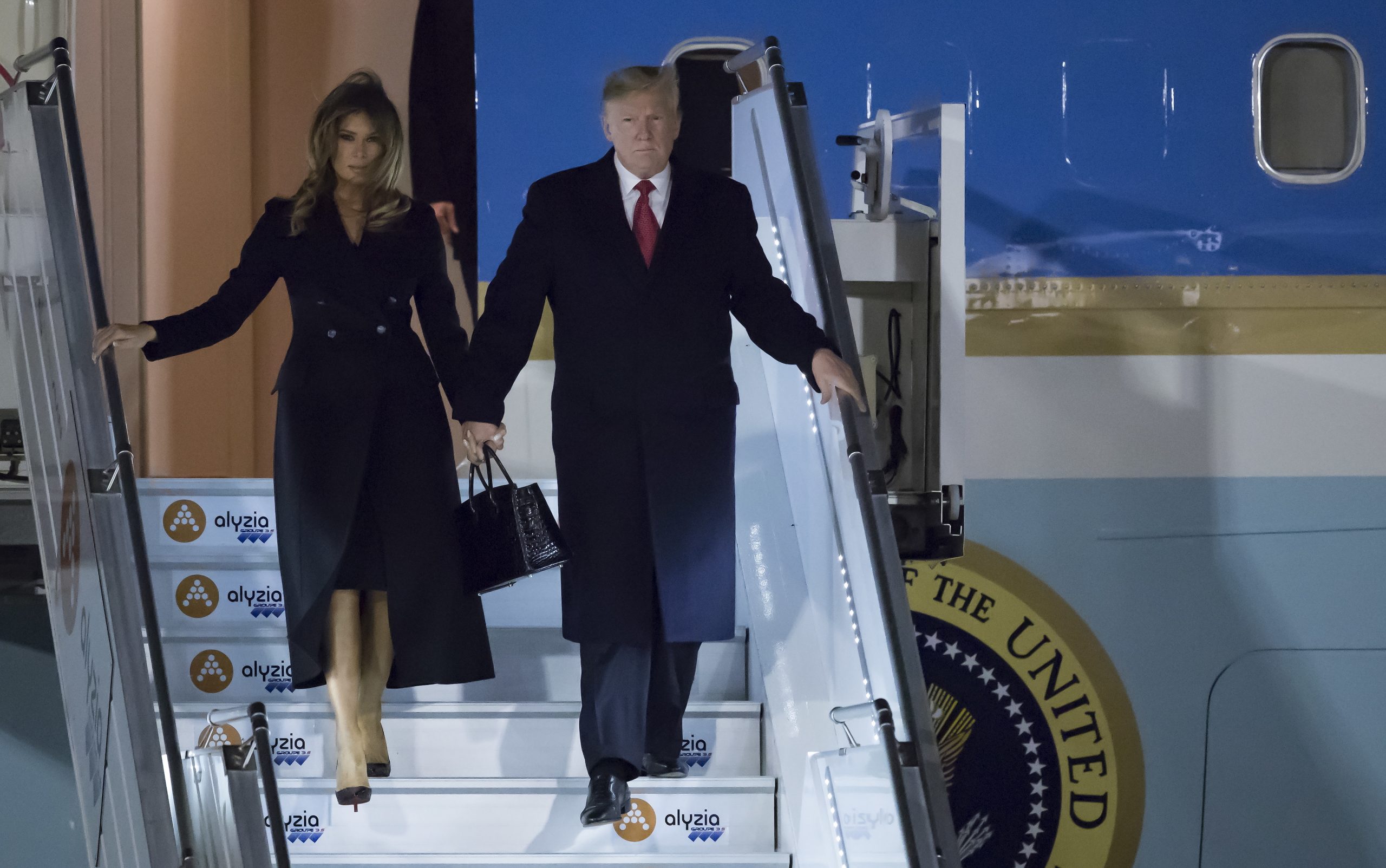 A aterrar em Paris, Trump usa Twitter para criticar Macron por causa do exército europeu