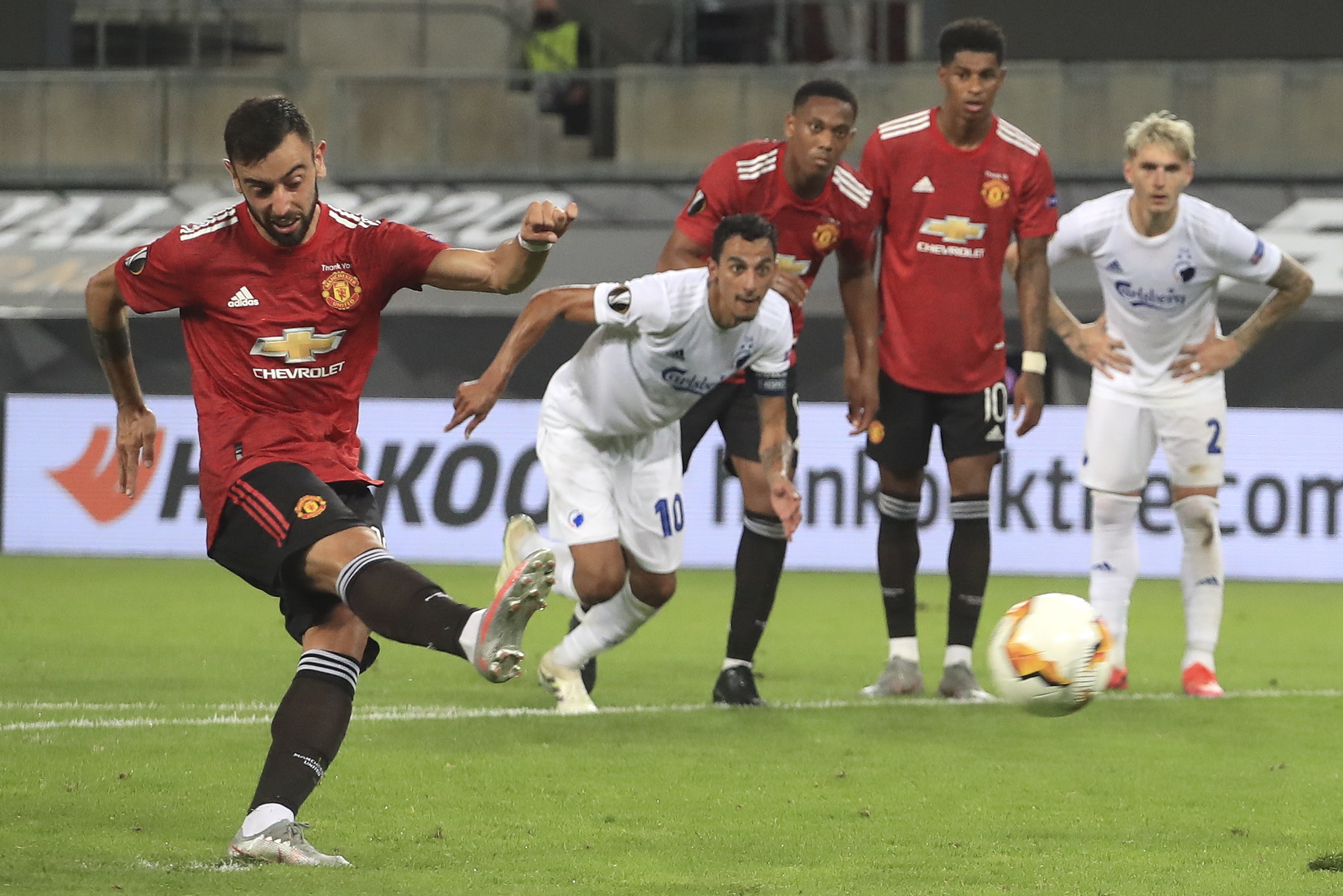 Liga Europa: Bruno Fernandes ‘apura’ Manchester United. Inter também está nas ‘meias’