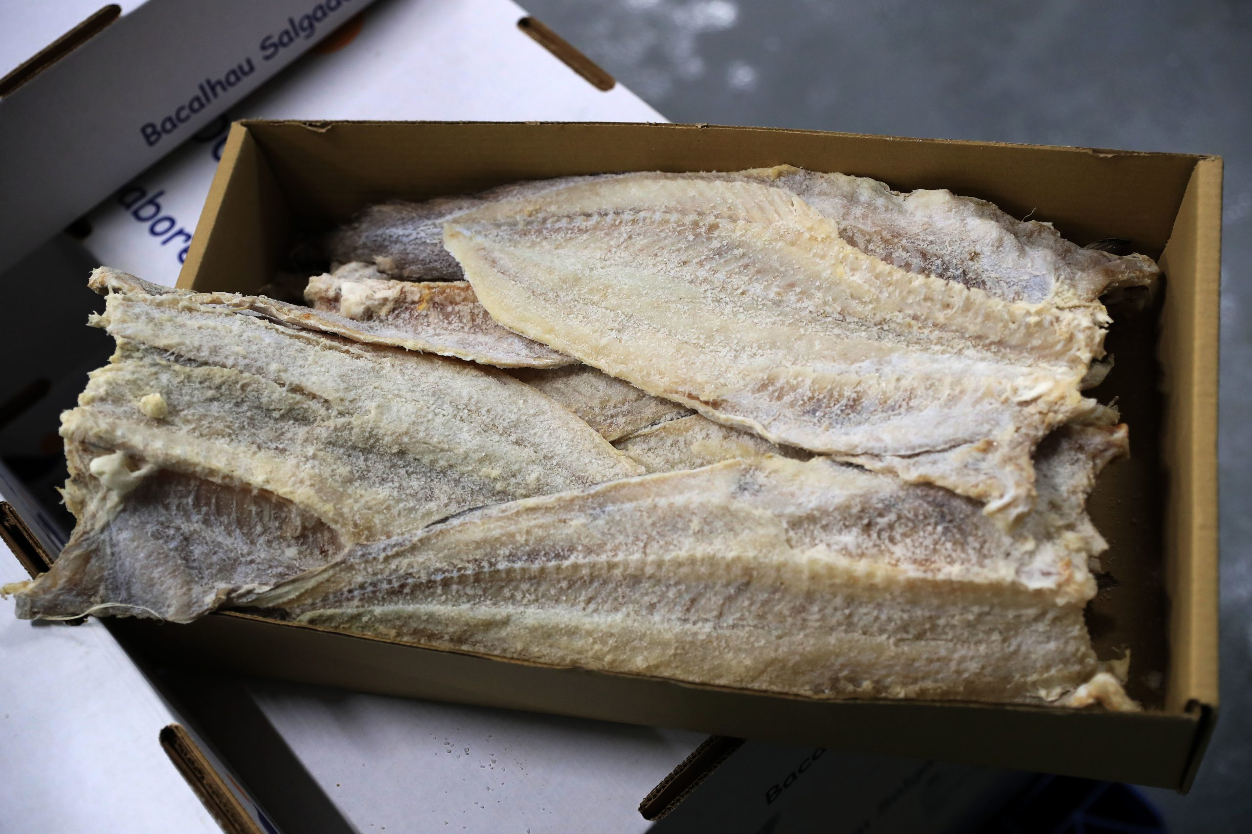 Andamos mesmo a comer azeite e bacalhau? São dos alimentos mais falsificados e apreendidos pela ASAE