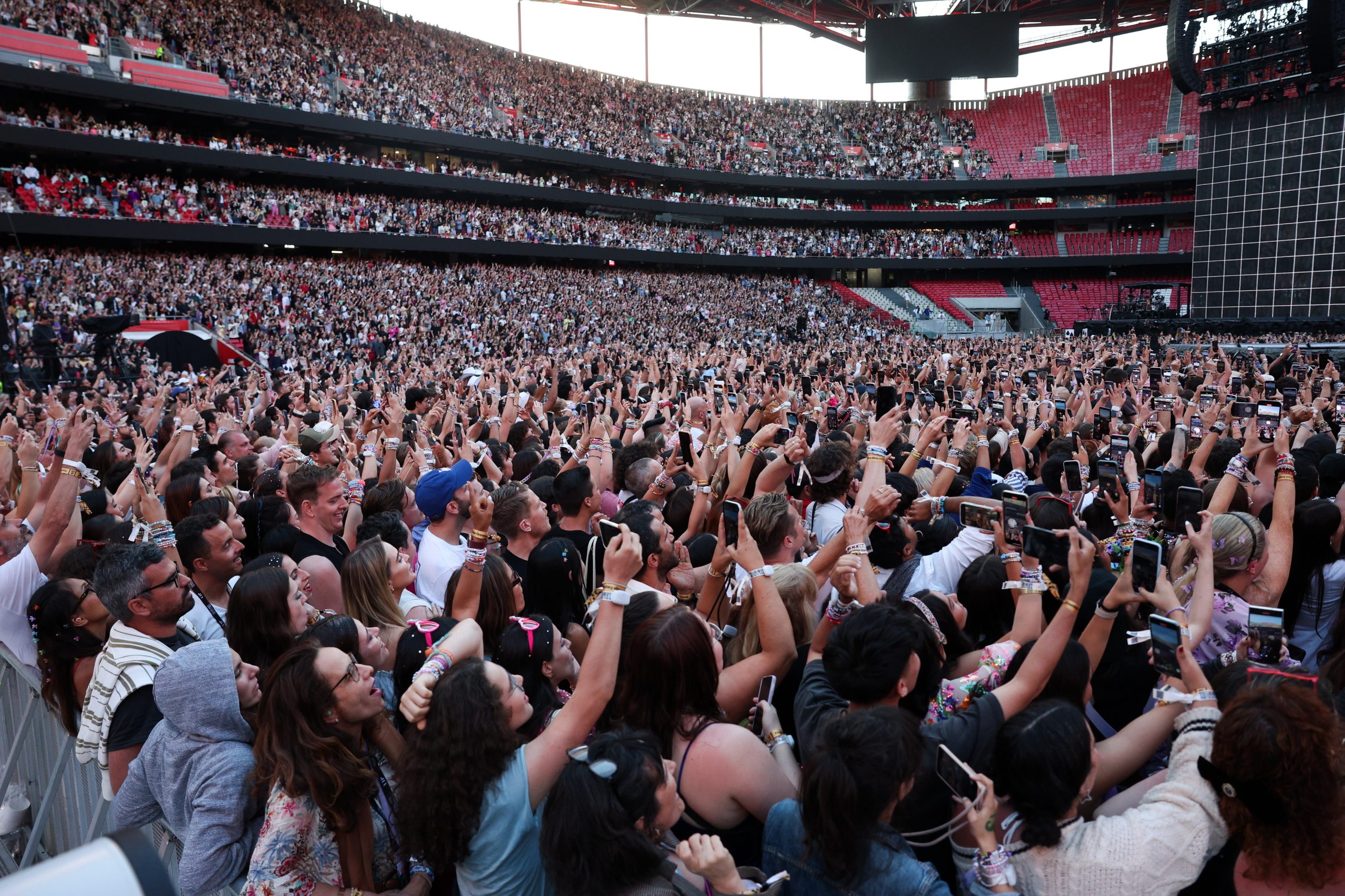 Detenção de três pessoas. Bilhetes para Taylor Swift a 1500 euros