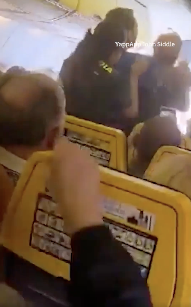 Voo desviado depois de passageiro ter tentado abrir portas e iniciar luta a bordo
