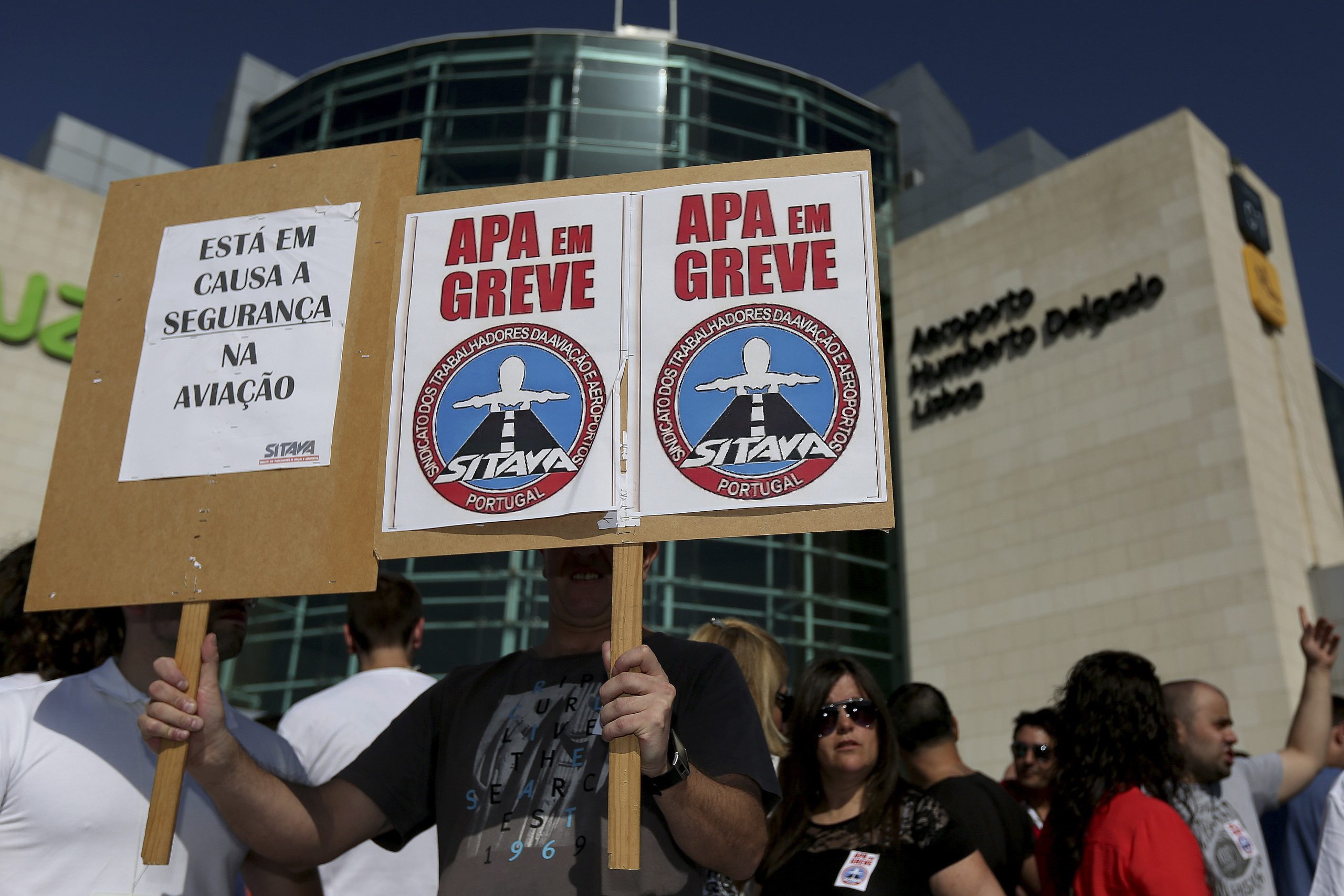 As razões da greve dos trabalhadores da Securitas e da Prosegur nos aeroportos. Passageiros duplicaram, salários diminuíram