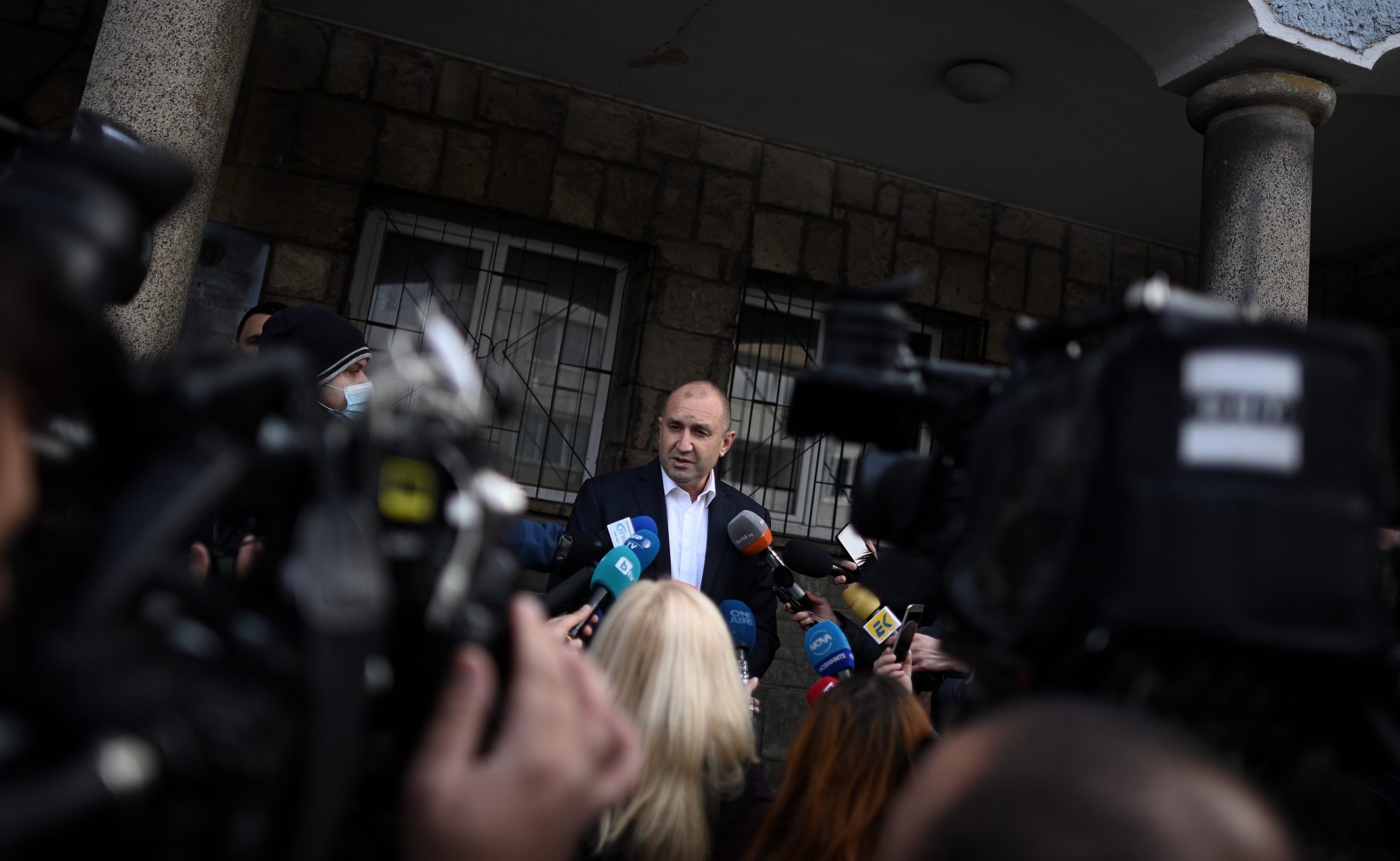 Búlgaros reelegem sem surpresa Rumen Radev como presidente, apontam as sondagens à boca das urnas