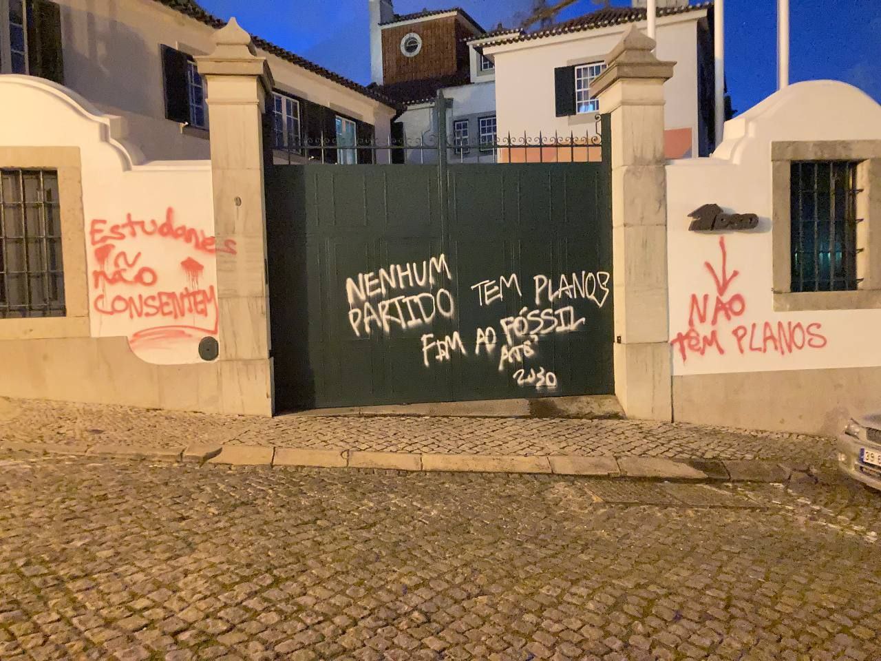 Ativistas pelo clima pintam frases de protesto nas sedes dos partidos