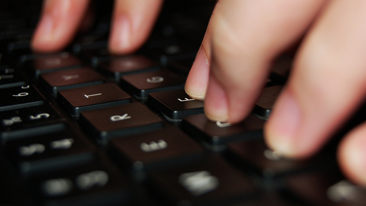 Adolescência não é só uma série, é a realidade em muitos gabinetes de psicólogos. Pais sem literacia digital e raparigas cada vez mais controladas