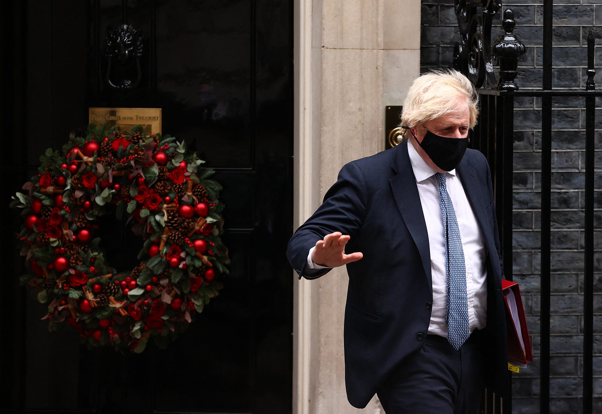 Conselheira de Boris Johnson demite-se depois de ser apanhada em vídeo polémico. Primeiro-ministro anuncia investigação sobre suposta festa durante o confinamento