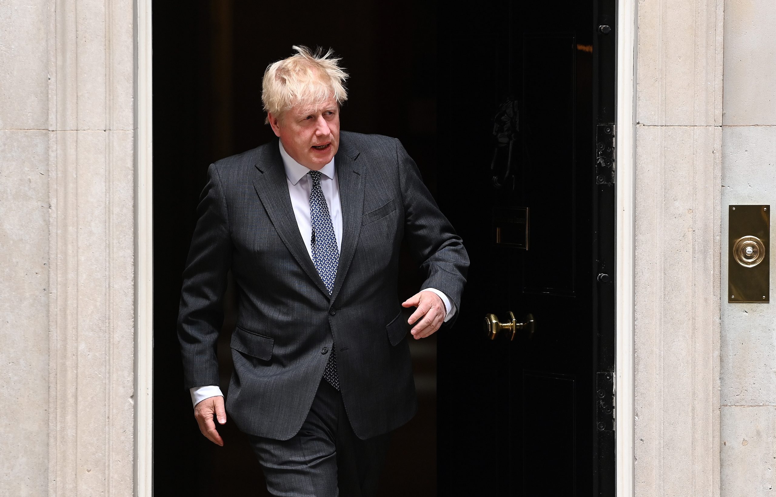 Crise no governo britânico: Grupo de ministros vai pressionar Boris Johnson a demitir-se