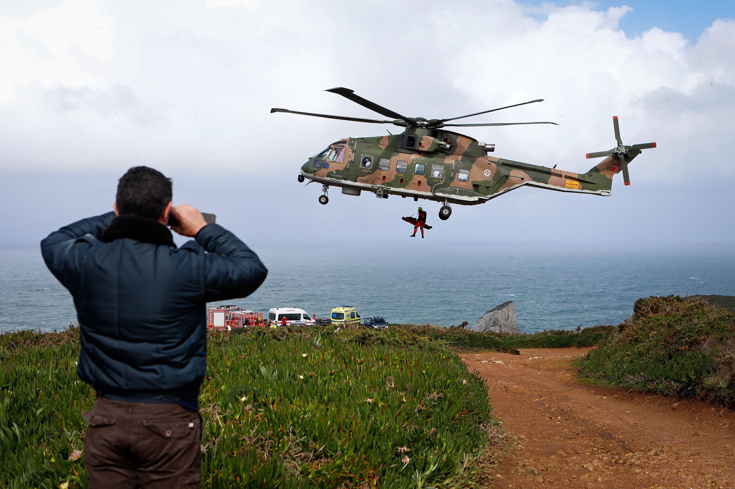 Autoridade Marítima revela que acesso à praia de Sintra não tinha nenhuma placa a avisar para o perigo de derrocadas