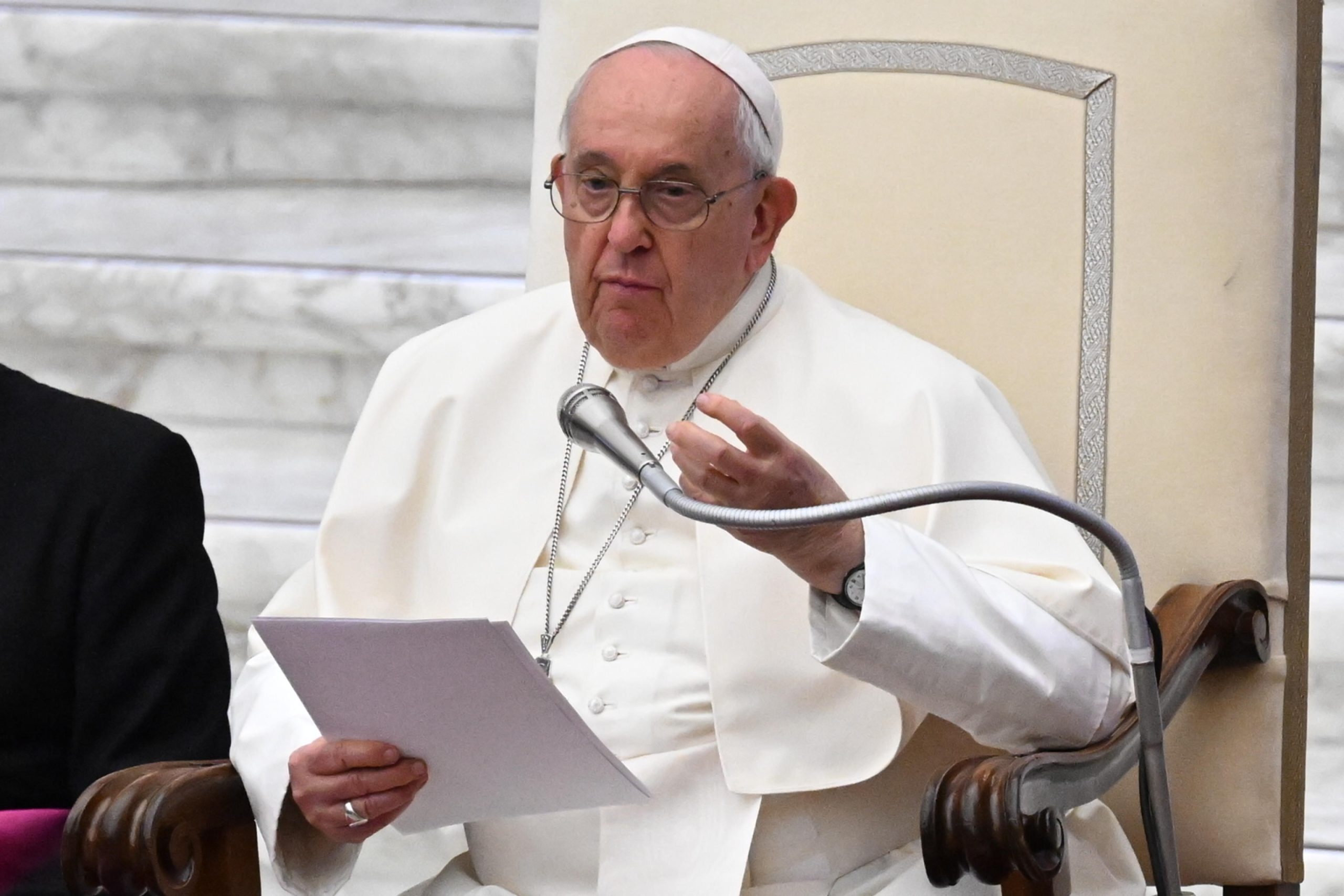 Papa apela à proibição universal da “barriga de aluguer”