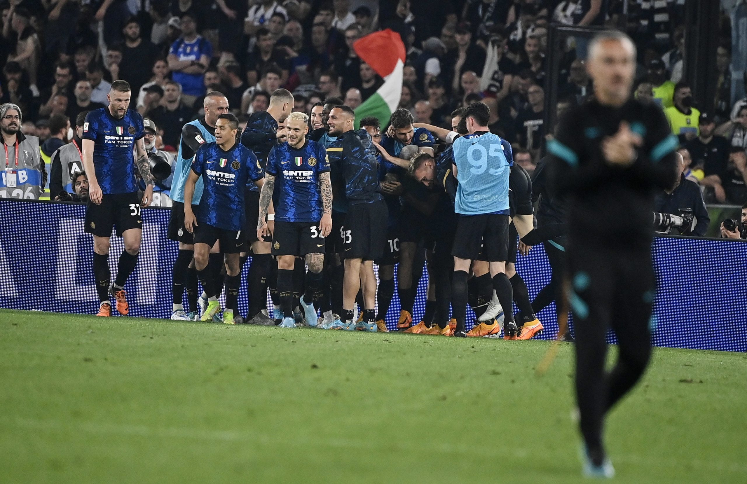 Inter bate Juventus no prolongamento com ‘bis’ de Perisic e ergue oitava Taça de Itália