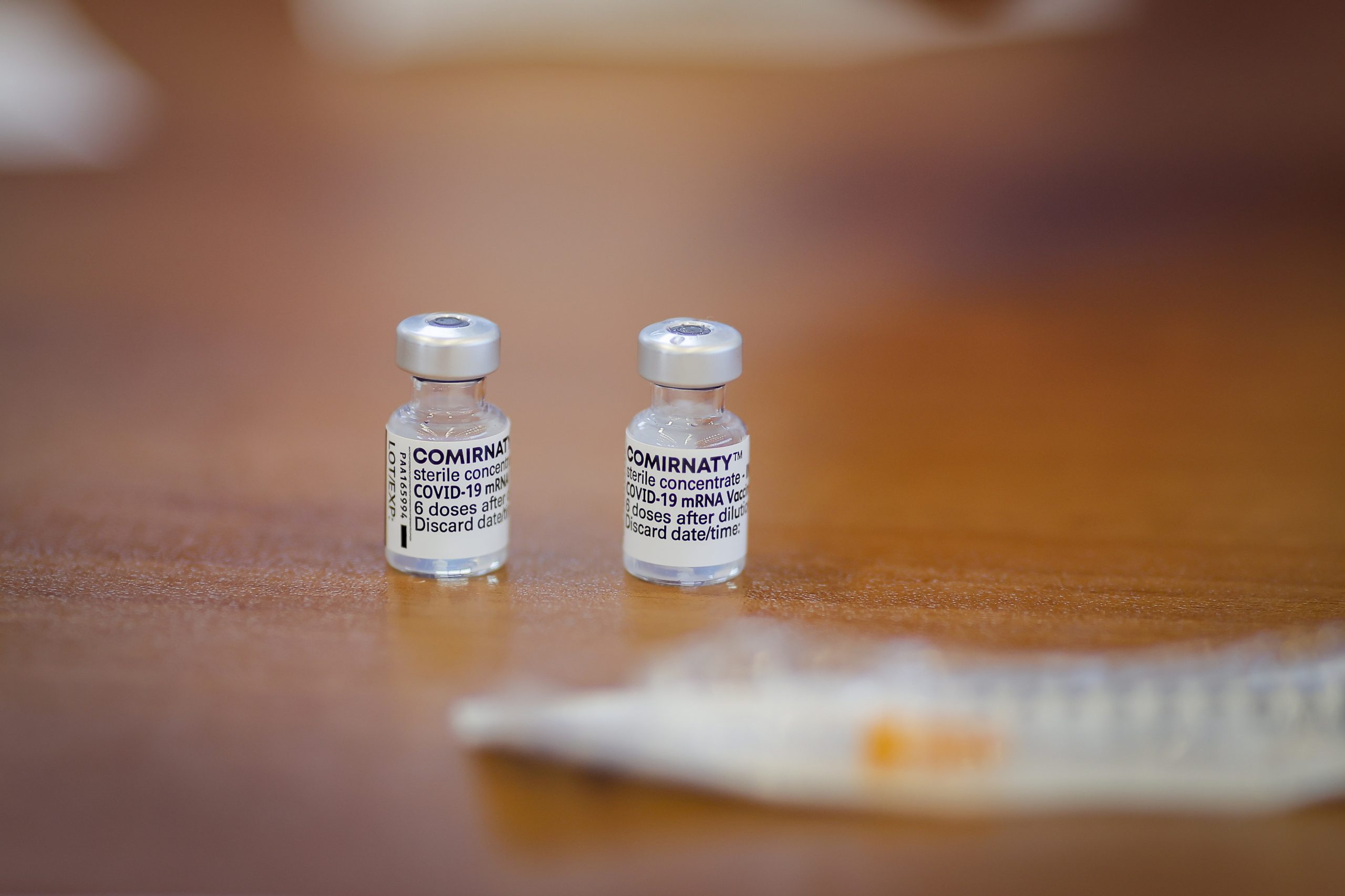 Covid-19. Hong Kong pode ter de deitar fora milhões de vacinas da Pfizer face à desconfiança da população