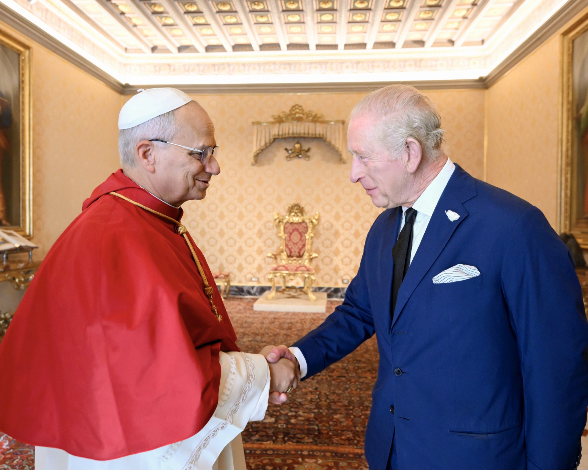 Carlos III e Papa Leão XIV junta-se em oração. As duas Igrejas já não se reuniam desta forma há 500 anos