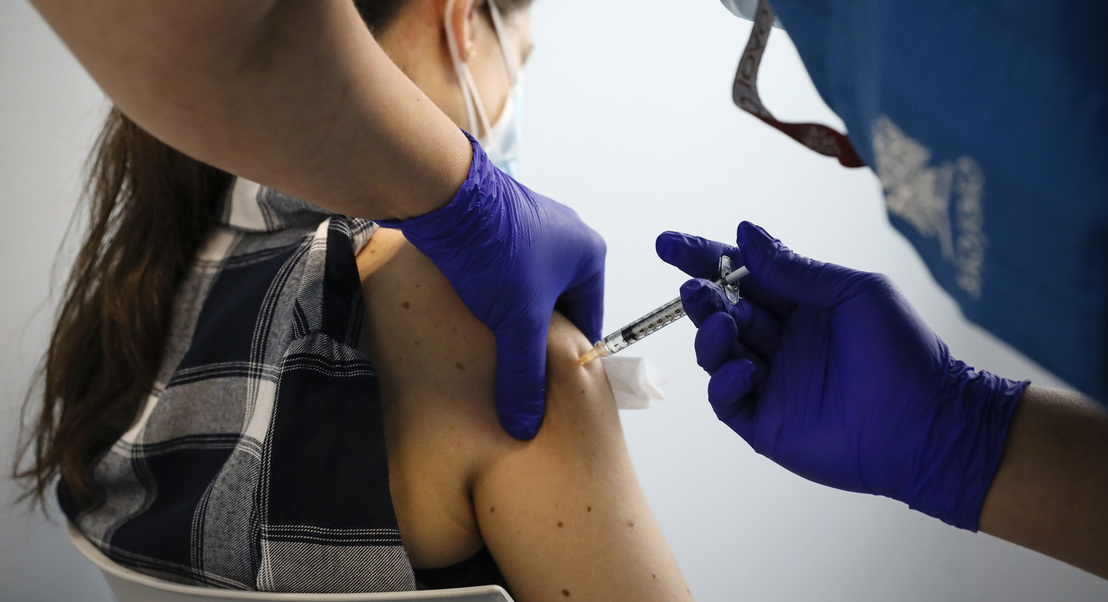 Quatro cientistas portugueses do Instituto de Medicina Molecular esclarecem dúvidas sobre vacinas contra a covid-19