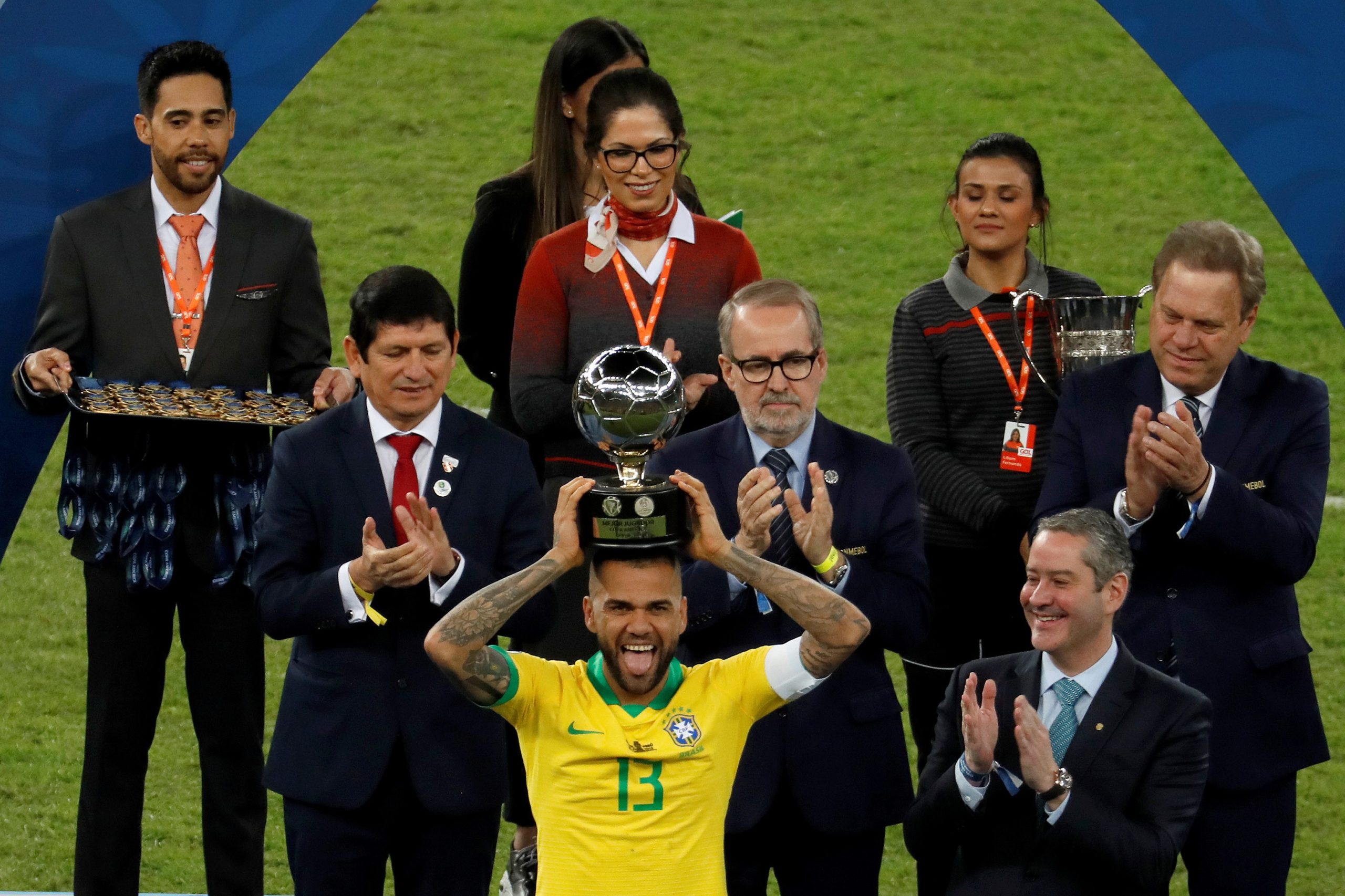 Copa América. Dani Alves foi o melhor jogador do torneio