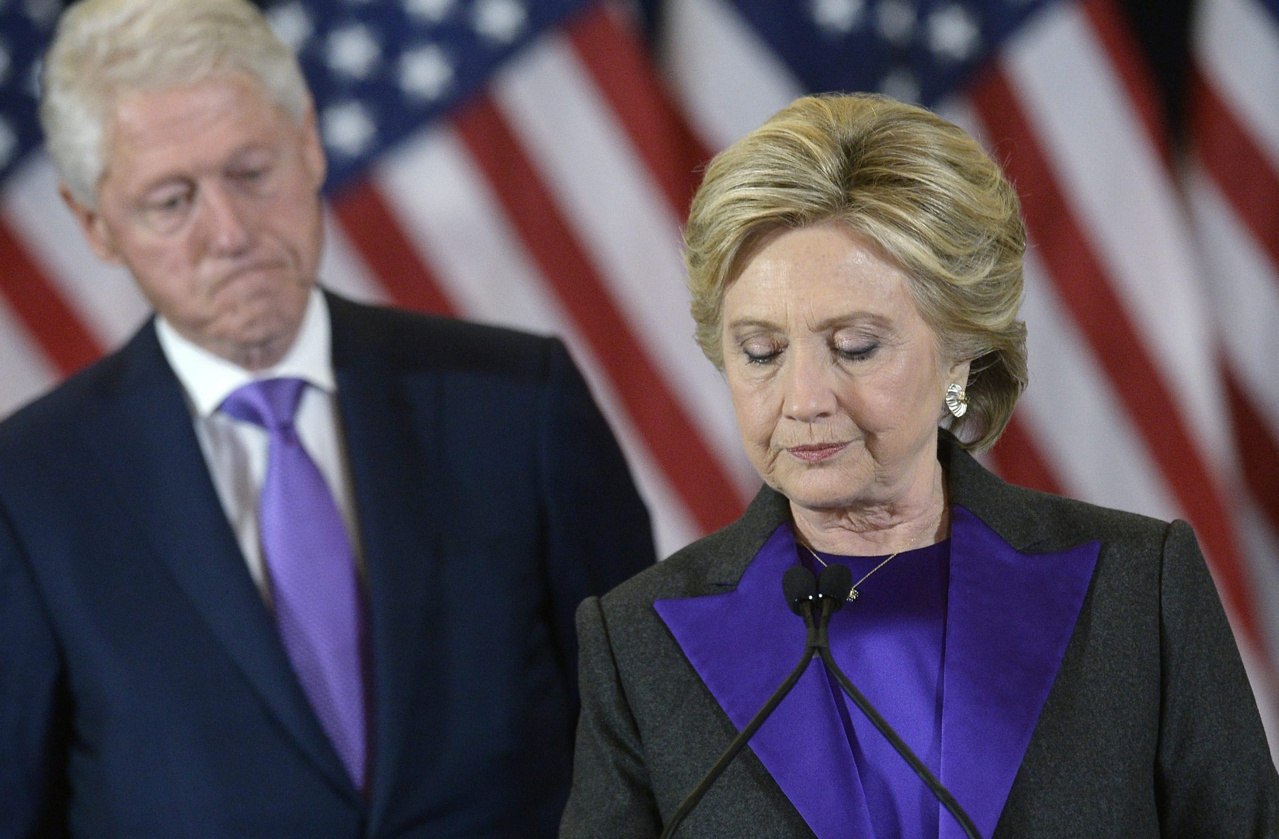 Eleições expuseram “divisões profundas” mas “a América vale a pena”, garante Hillary