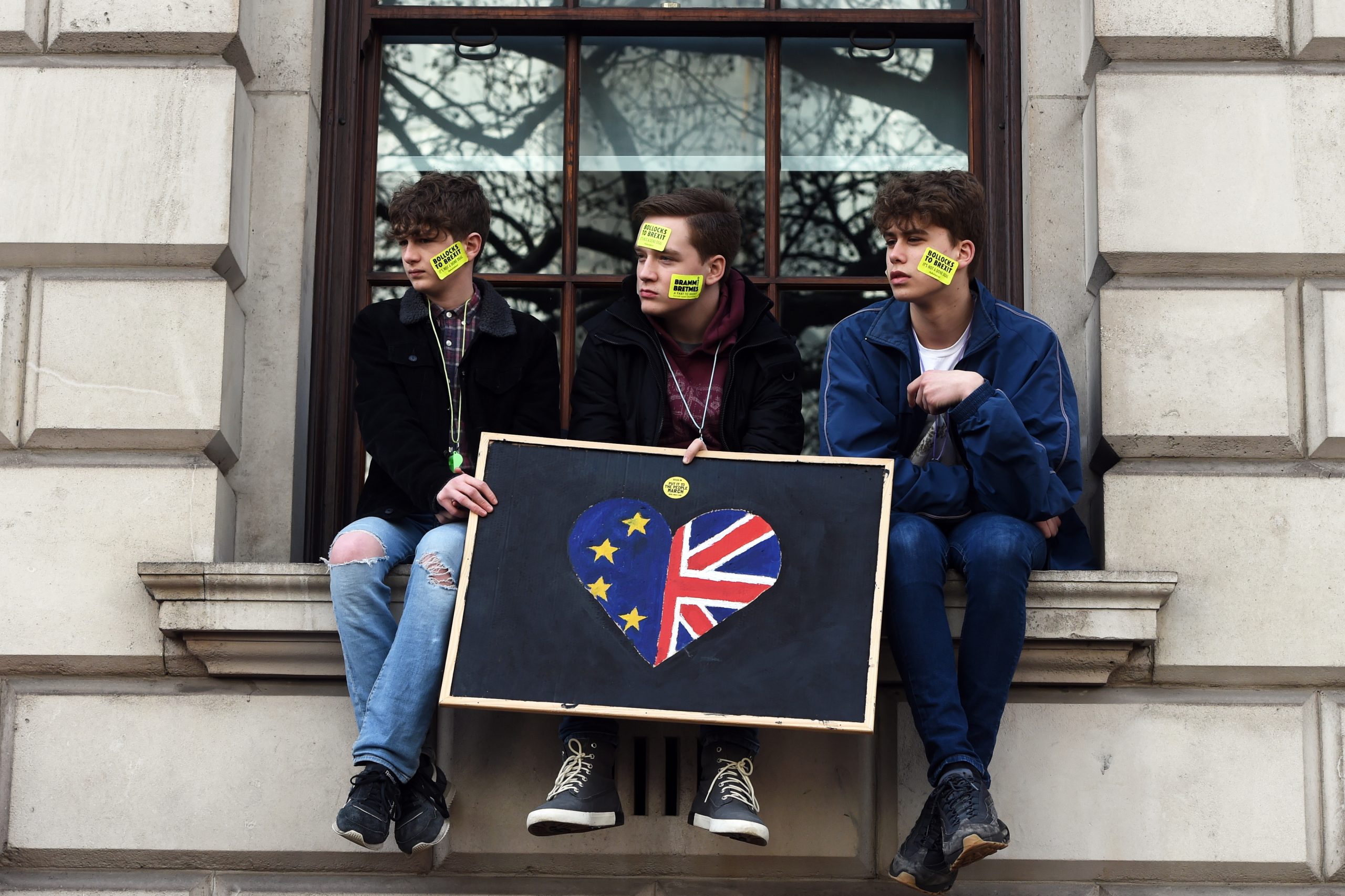 Parlamento britânico debate e vota hoje caminhos alternativos ao acordo de May
