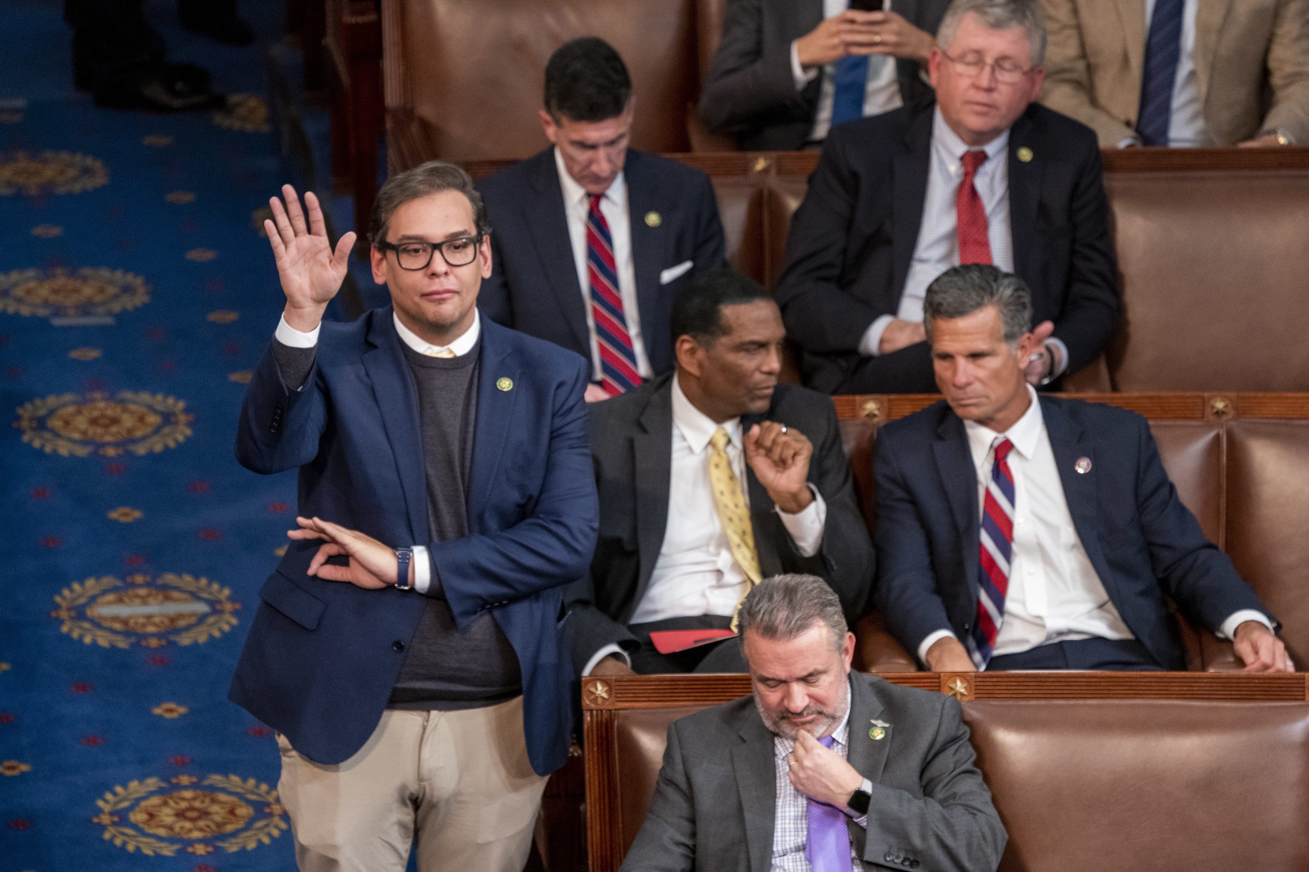George Santos: até onde leva o rasto de mentiras do congressista norte-americano?