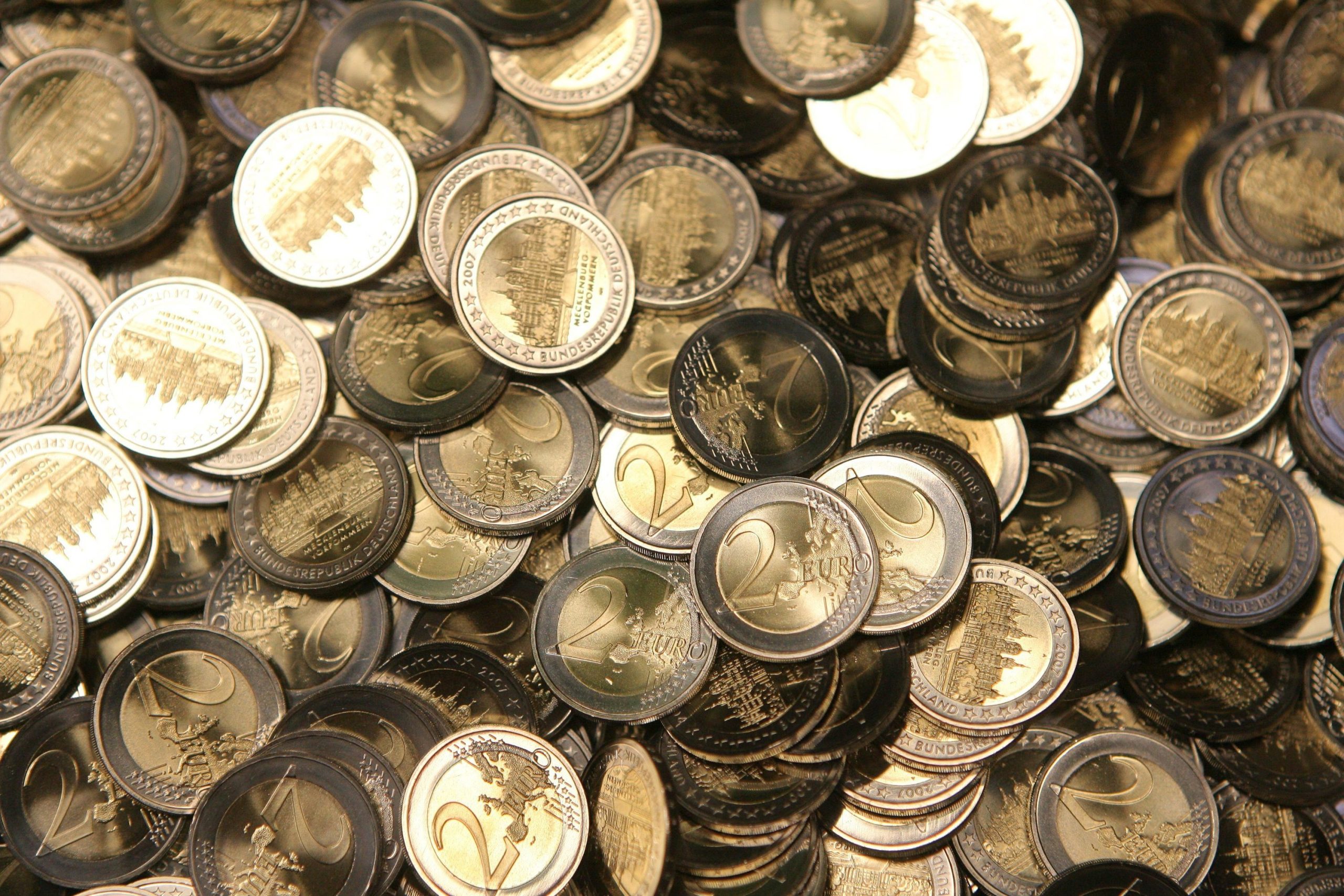 Euro cai após divulgação de previsões da Comissão Europeia