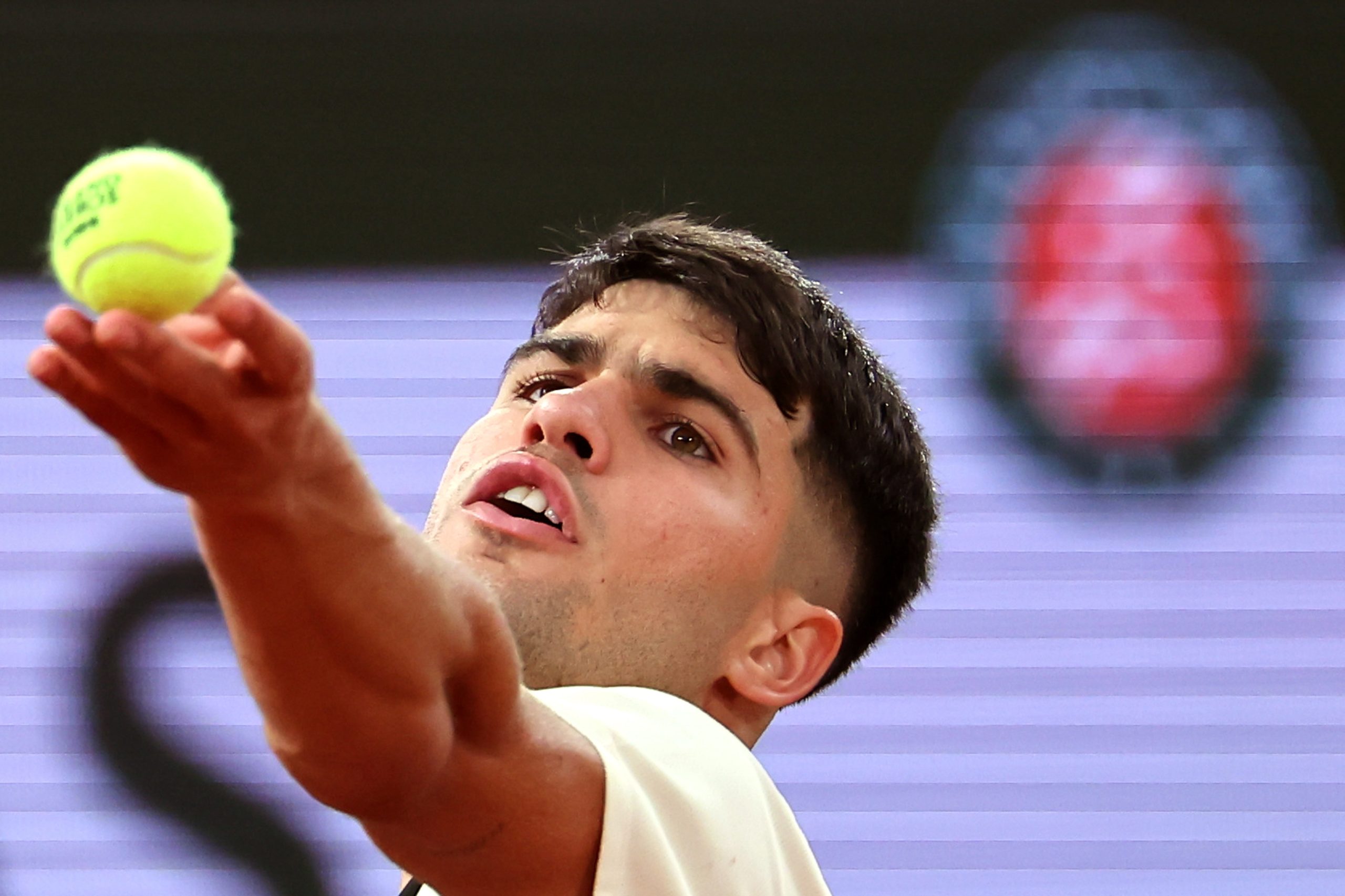 Campeão Carlos Alcaraz qualifica-se para a terceira ronda do Roland Garros
