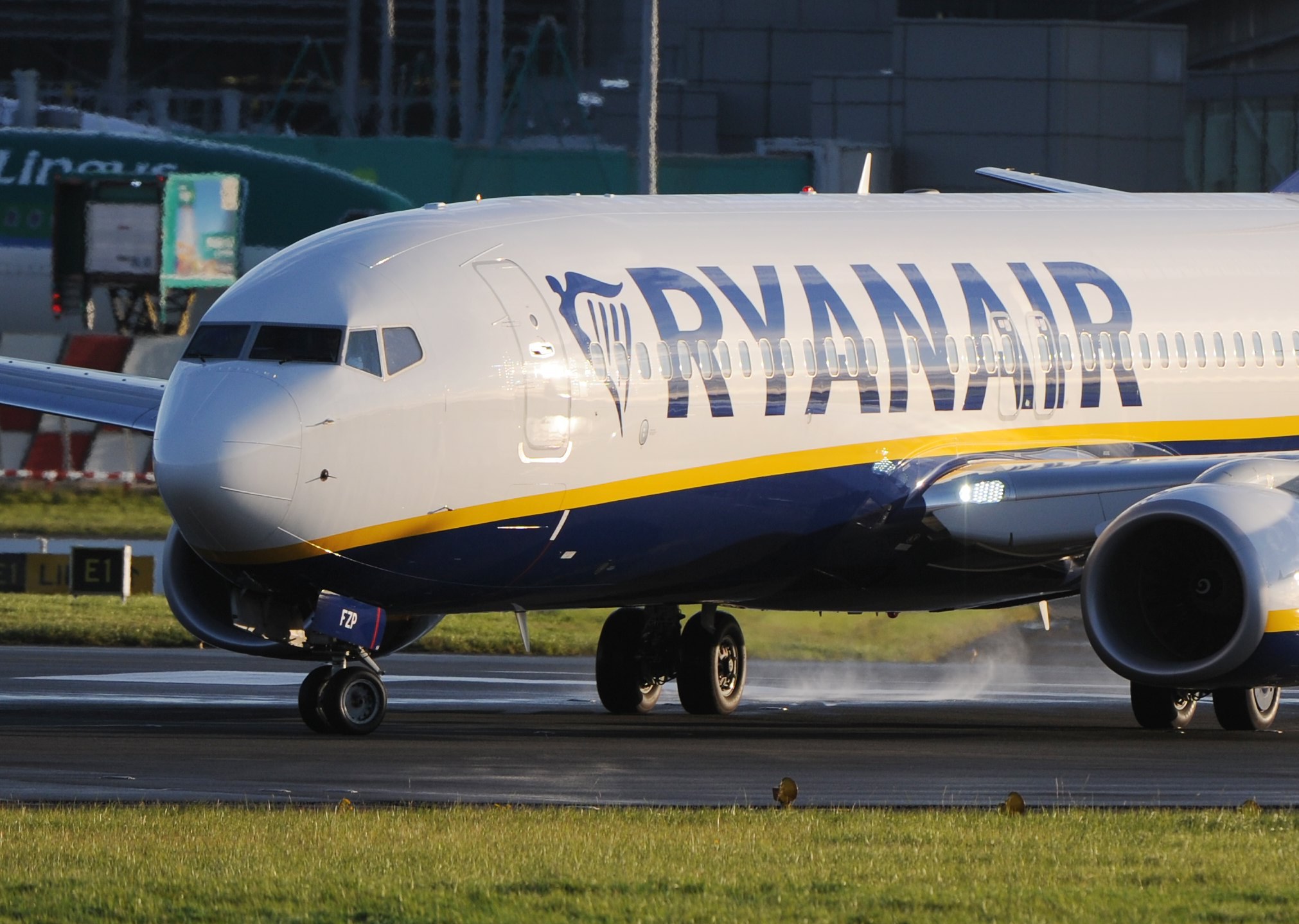 Governo diz acompanhar greve na Ryanair e admite punir companhia área