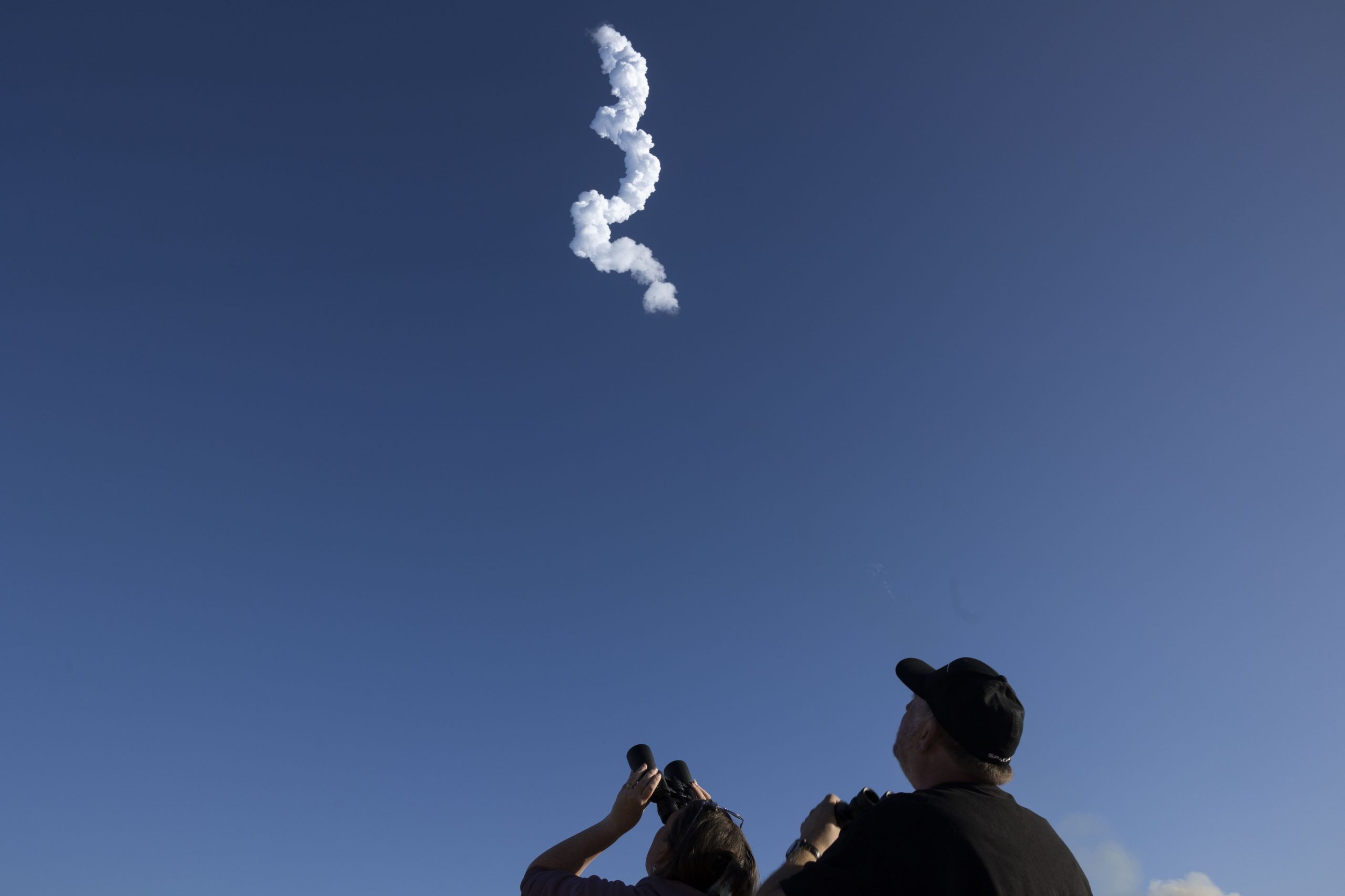 Nono voo, novo fracasso: foguetão de Elon Musk explode após descolar