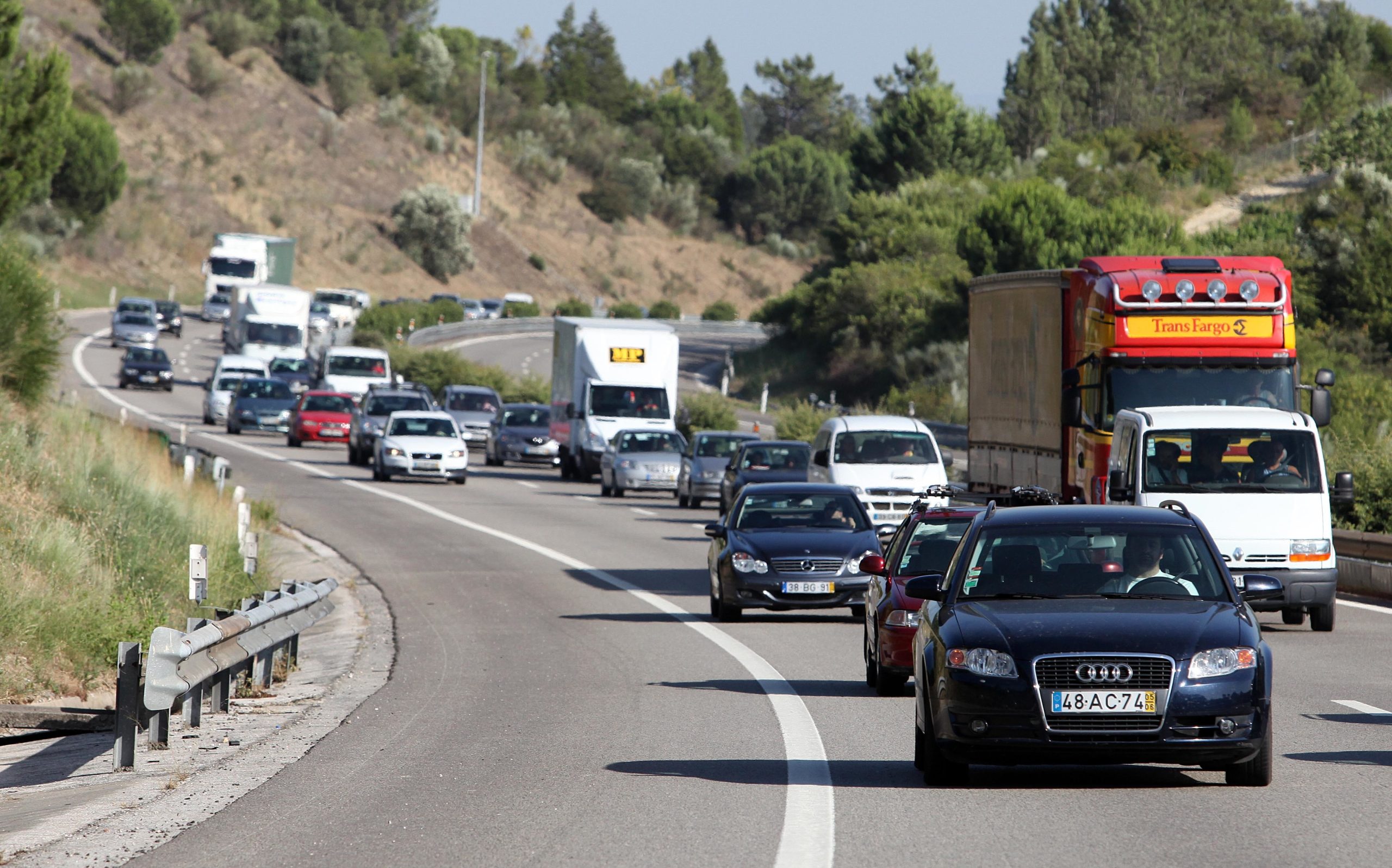 Estão a chegar dias de várias, e por vezes, longas viagens. Já preparou o seu carro?