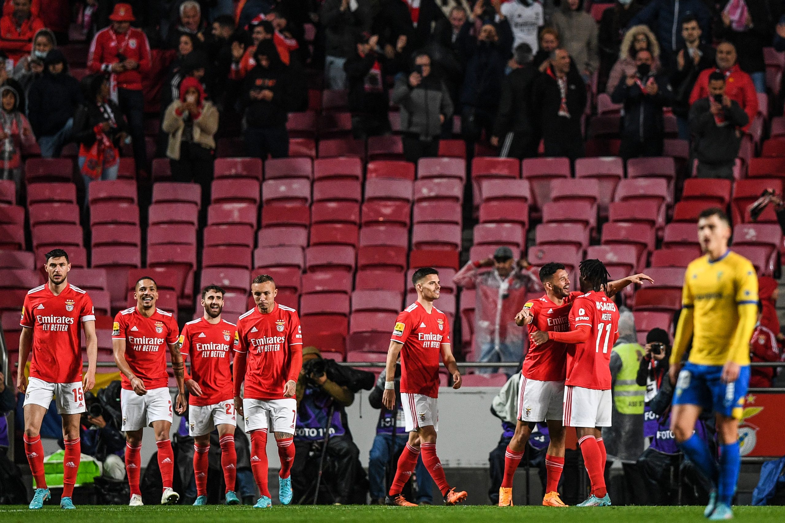 Benfica vence Estoril Praia e mantém-se a seis pontos do Sporting