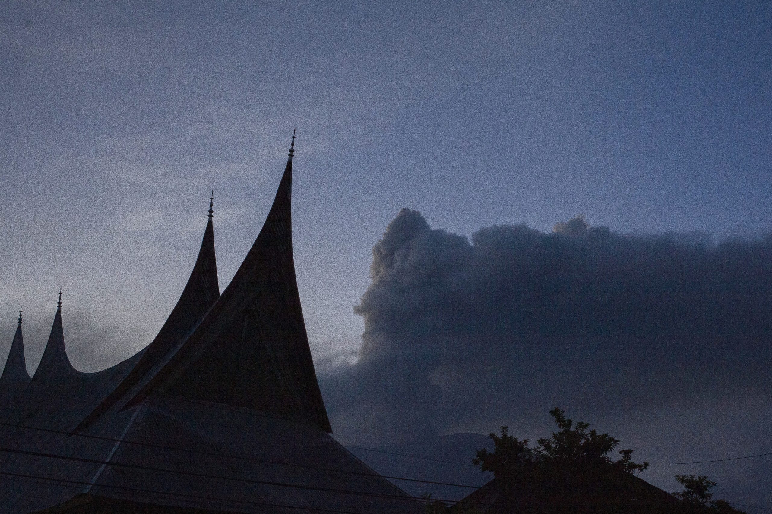 Indonésia: Sobe para 13 o número de mortos devido a erupção de vulcão