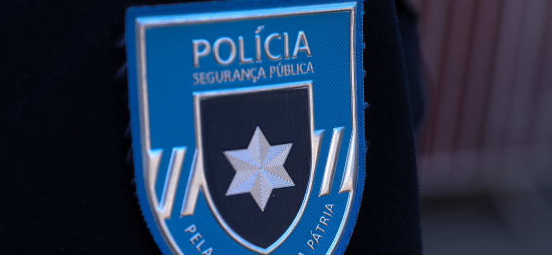 Confronto violento sai do bar para a rua: tiros, acidente e suspeito identificado