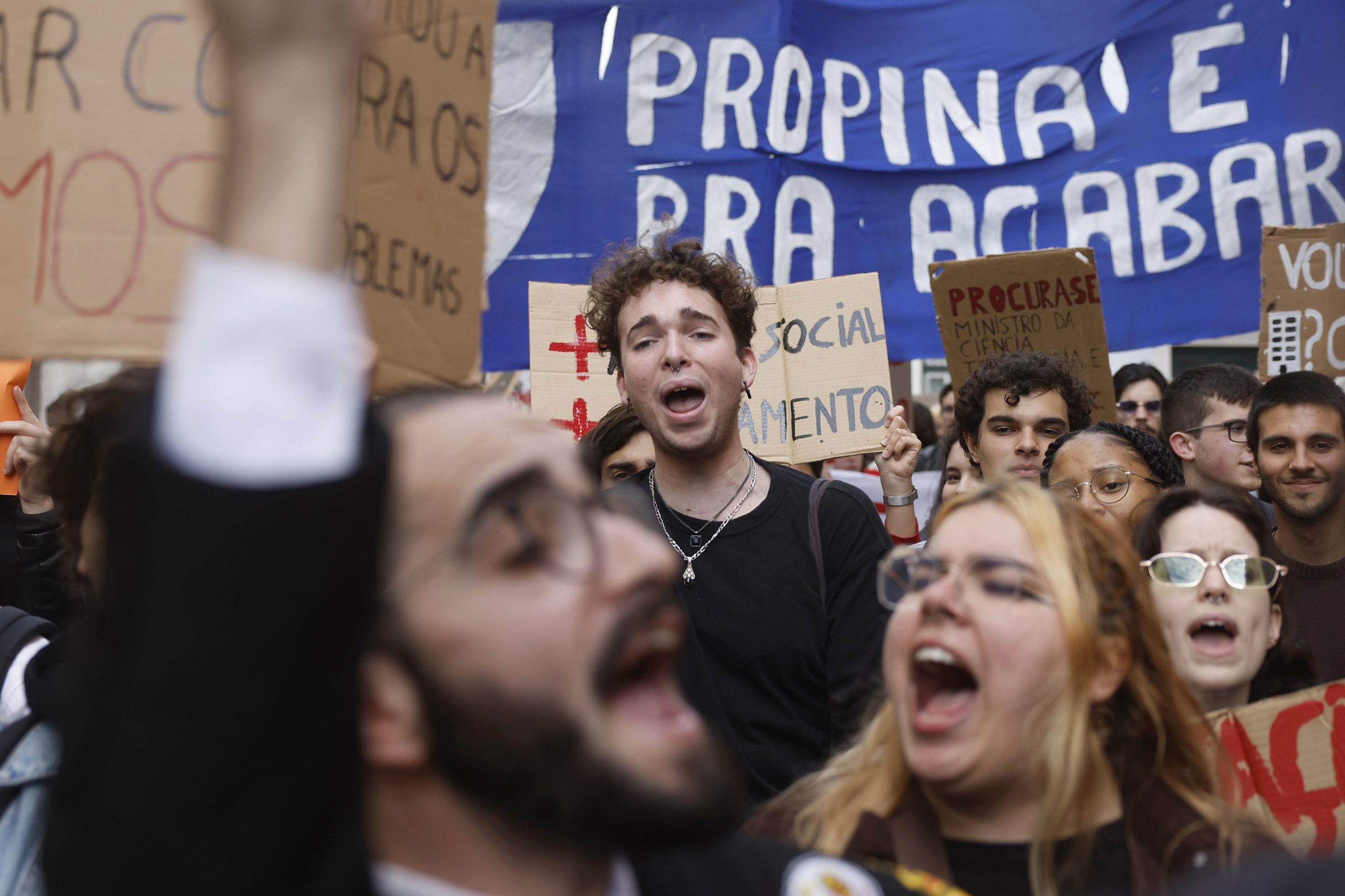 “Todos os estudantes sentem os problemas na pele”. Centenas marcham em Lisboa por mudanças no ensino superior