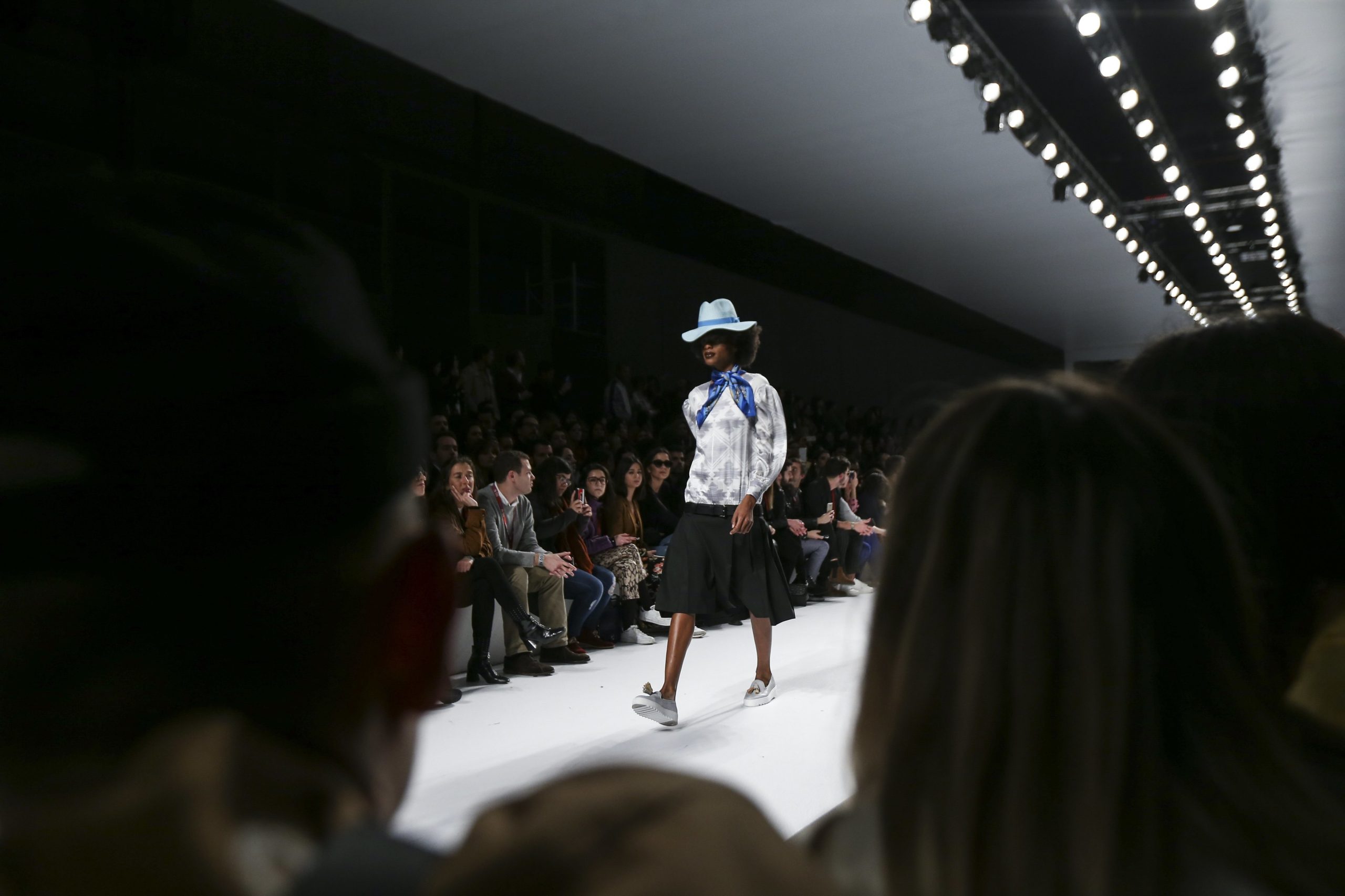 ModaLisboa: Desfile de Dino Alves decorreu com o espaço a ser desmontado