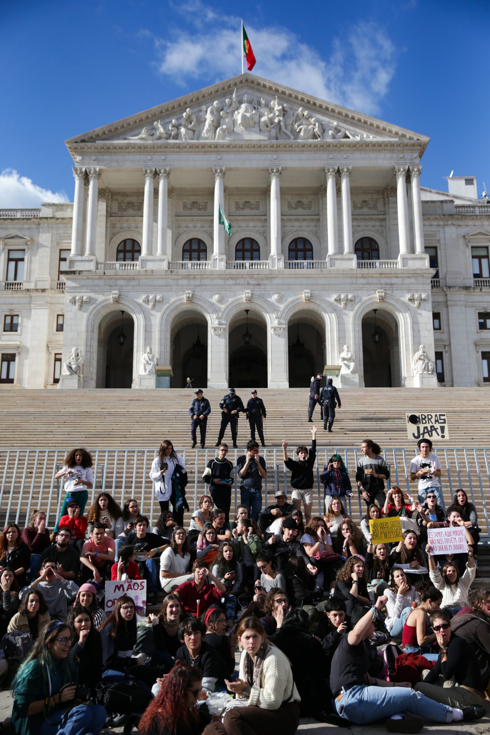Tetraplégico em protesto na AR desde sábado convida Governo a visitá-lo