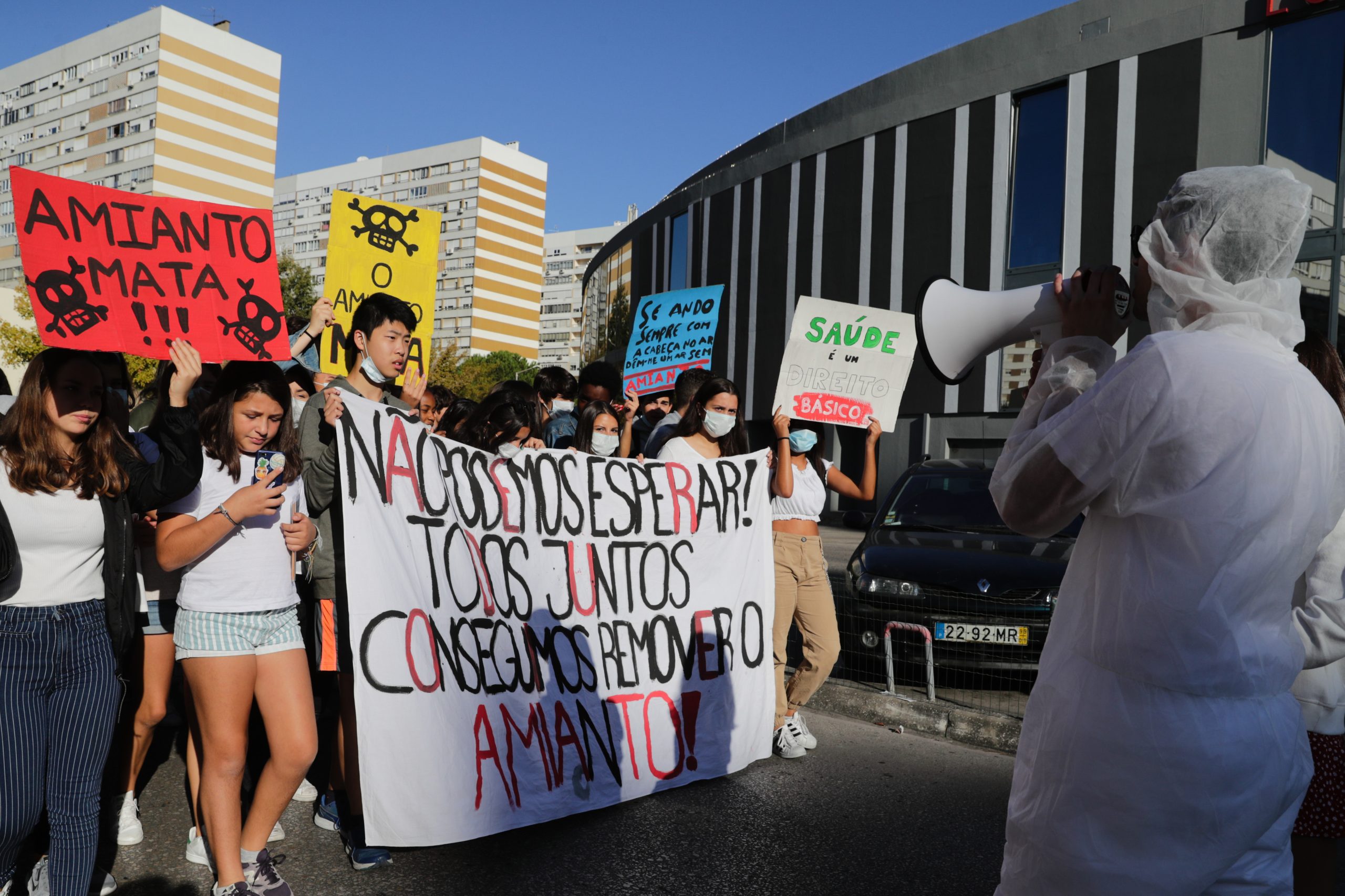 Greve nas escolas — contra amianto, violência e falta de pessoal — prolonga-se até 22 de novembro