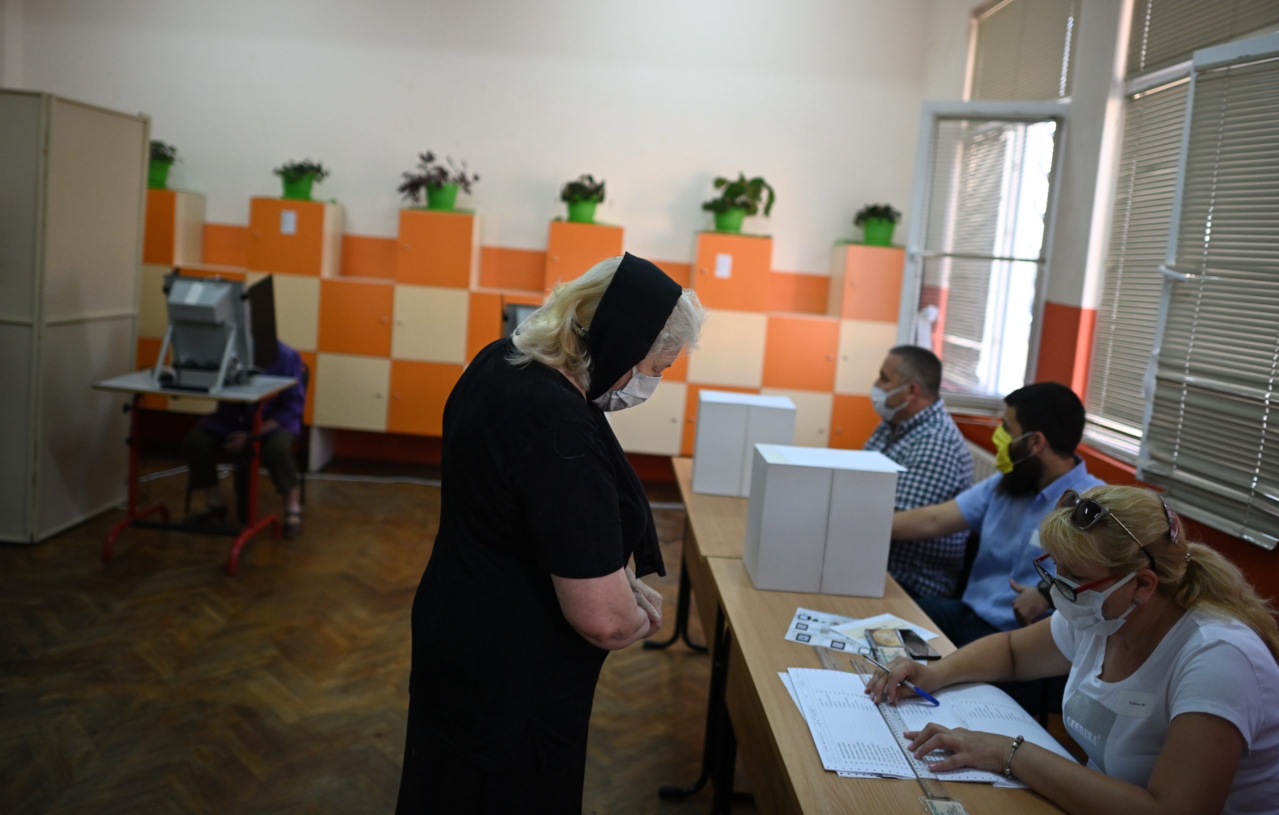 Bulgária vai a votos pela terceira vez este ano e em plena nova vaga de covid-19
