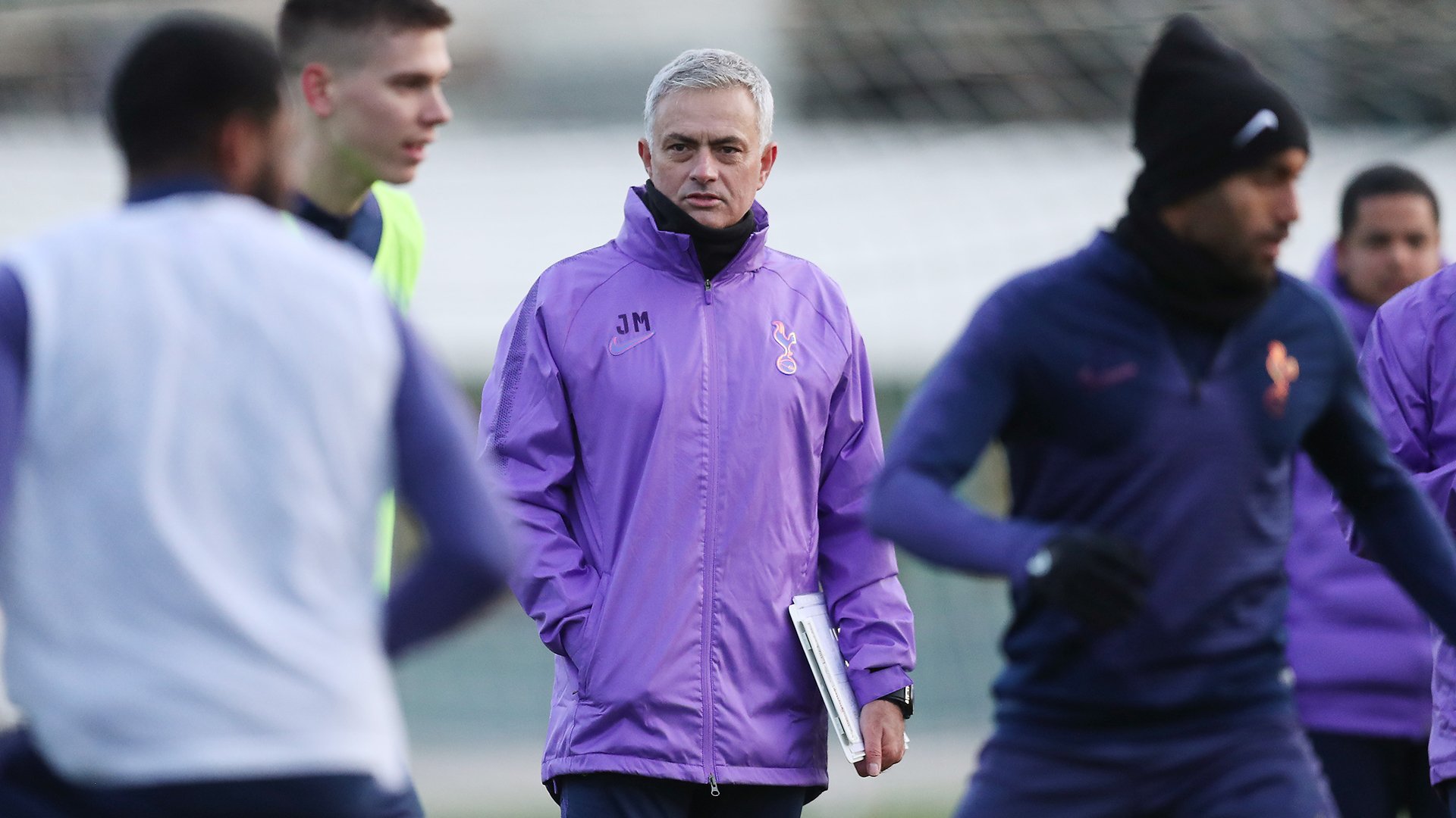 De “Special One” a “Smilling One”: José Mourinho está feliz por chegar ao Tottenham e promete ser campeão, mas só para o ano