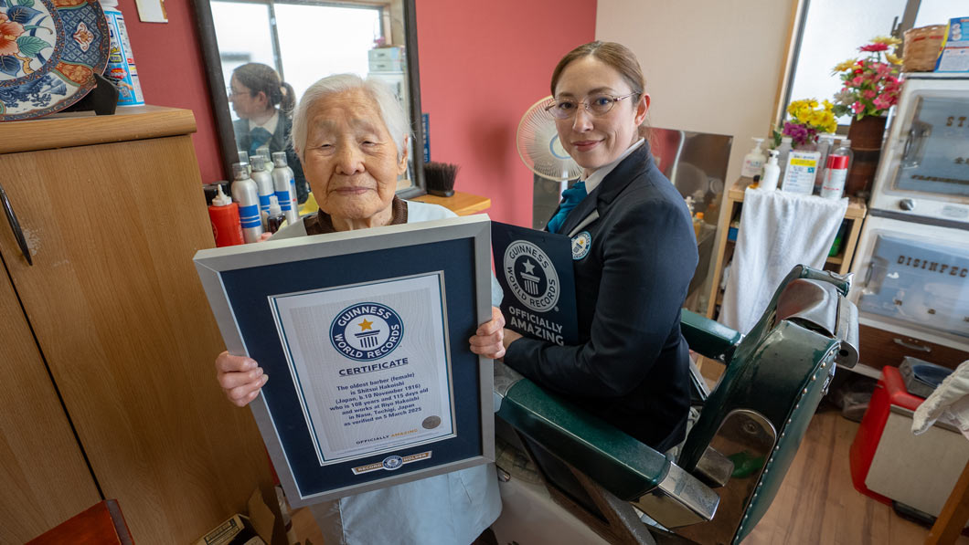 Japonesa de 108 anos é agora a barbeira mais velha do mundo