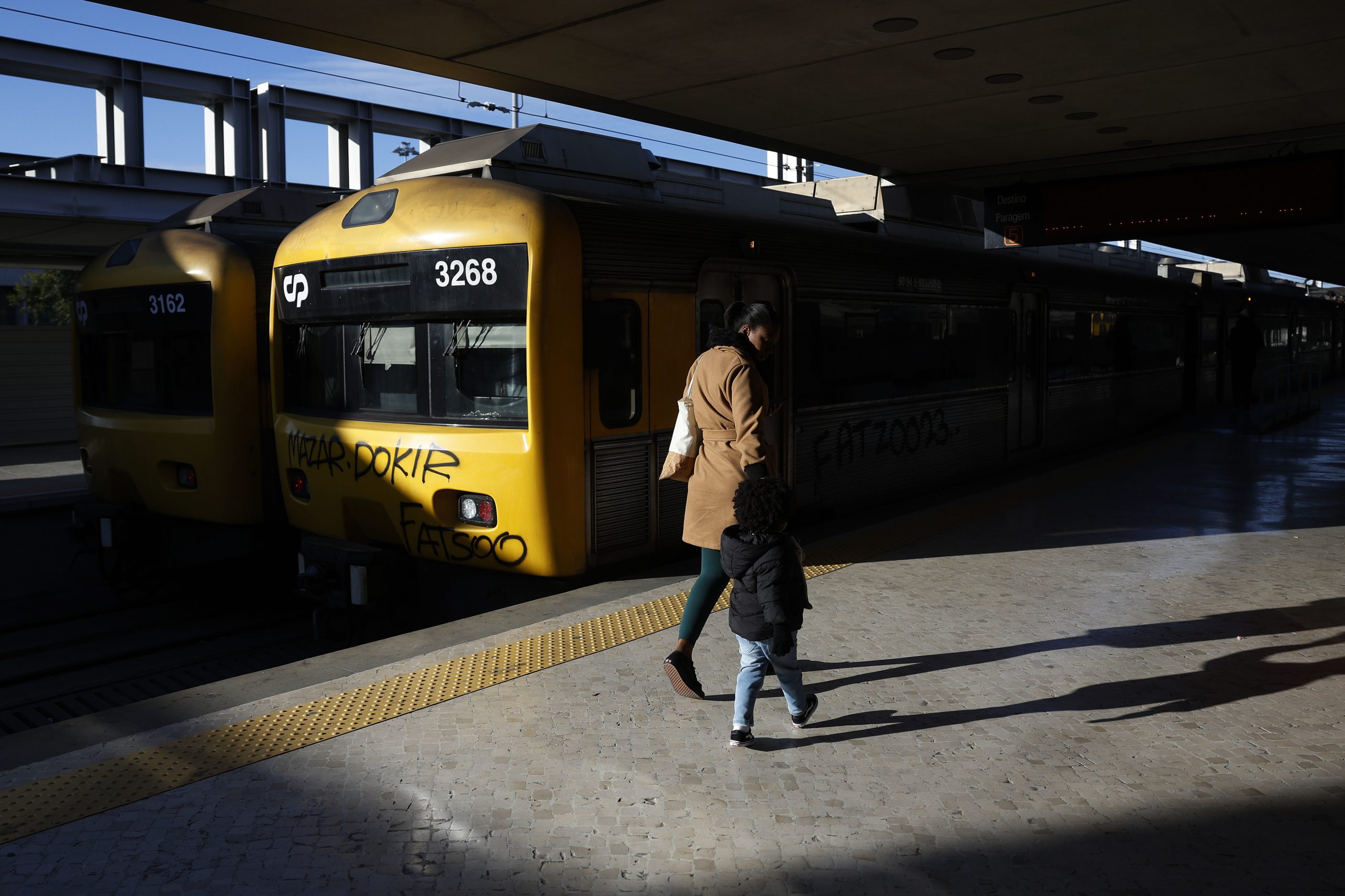 Circulação ferroviária interrompida à noite a partir de hoje entre Cais do Sodré e Algés