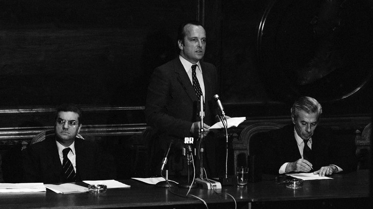Francisco Pinto Balsemão, ladeado por Diogo Freitas do Amaral (E) e por Ribeiro Telles, durante uma conferência de Imprensa da coligação partidária e governativa AD (Aliança Democrática), para a apresentação do projeto de revisão constitucional