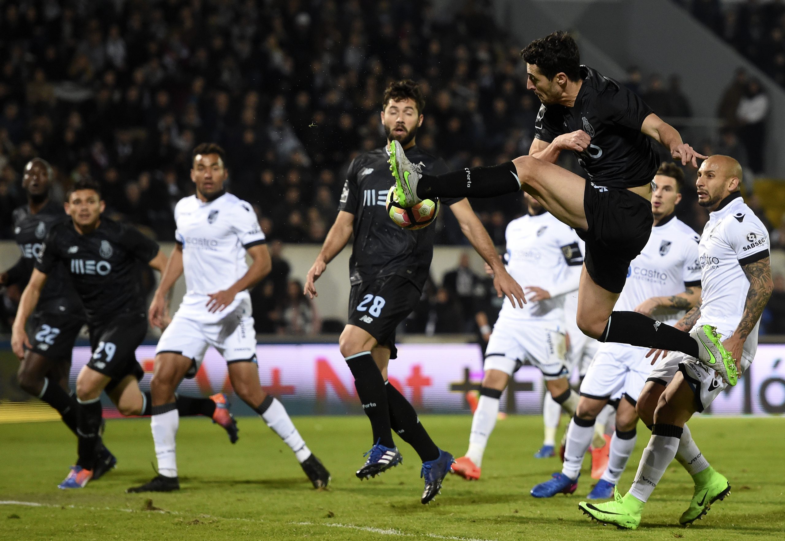 FC Porto vence em Guimarães e mantém-se a um ponto das águias