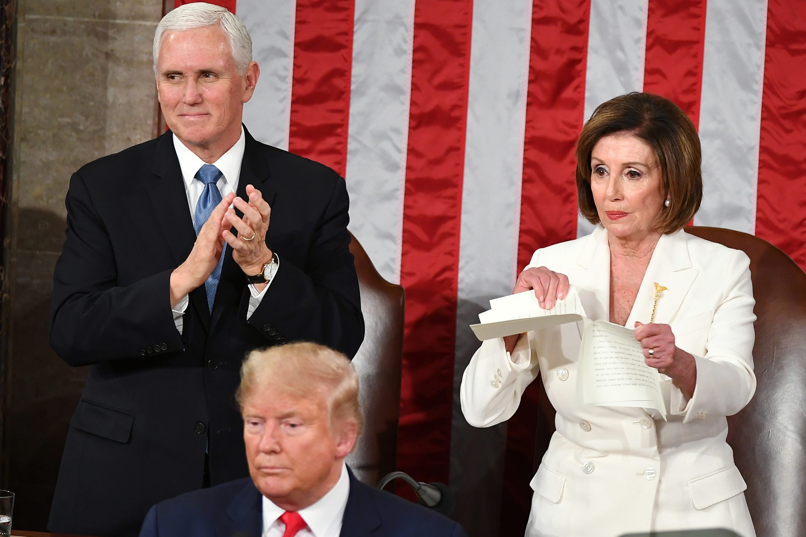 Trump recusou-lhe um aperto de mão e ela rasgou-lhe o discurso do Estado da União