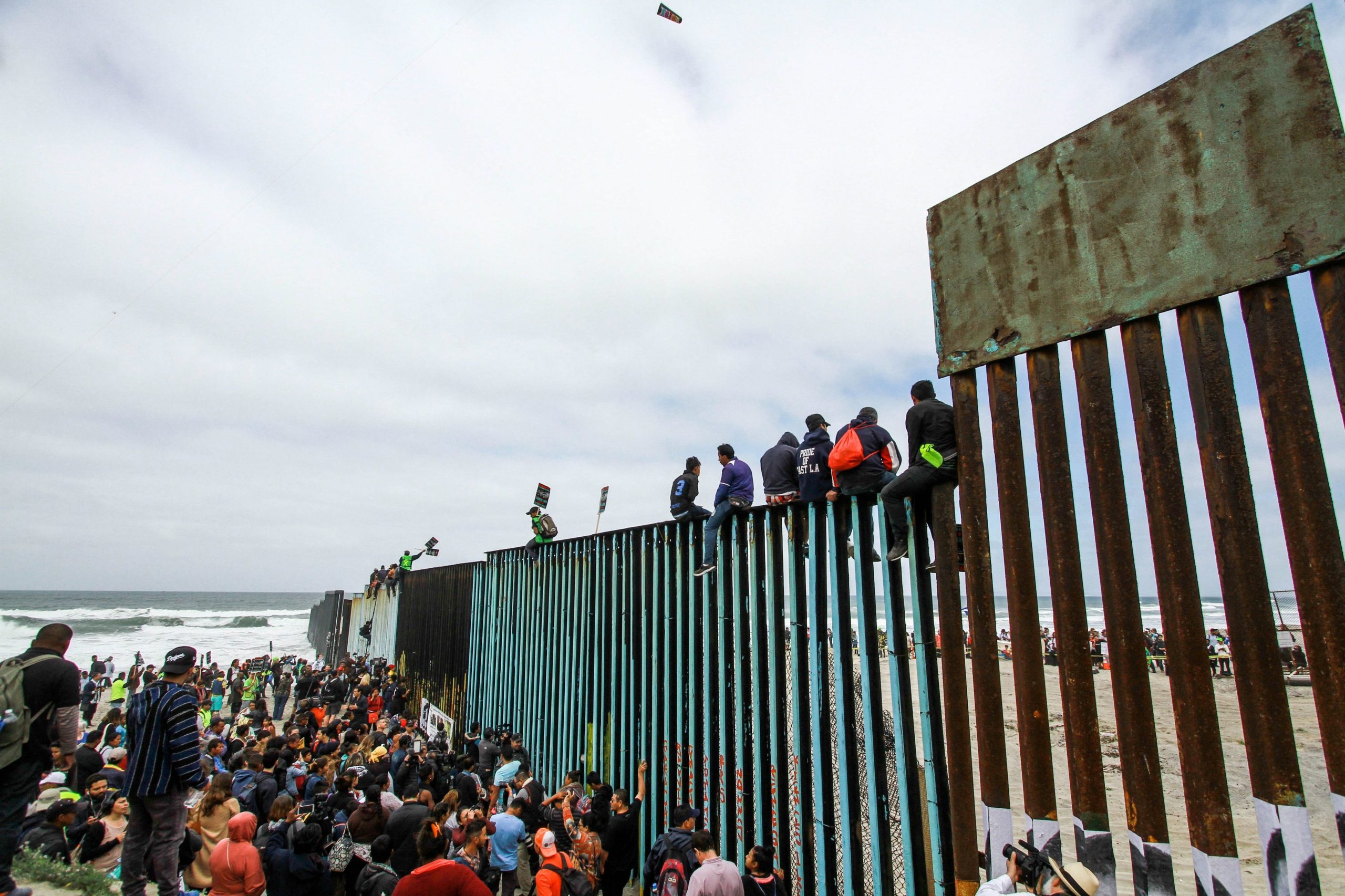Migrantes na fronteira México-EUA entregam-se às autoridades para pedir asilo