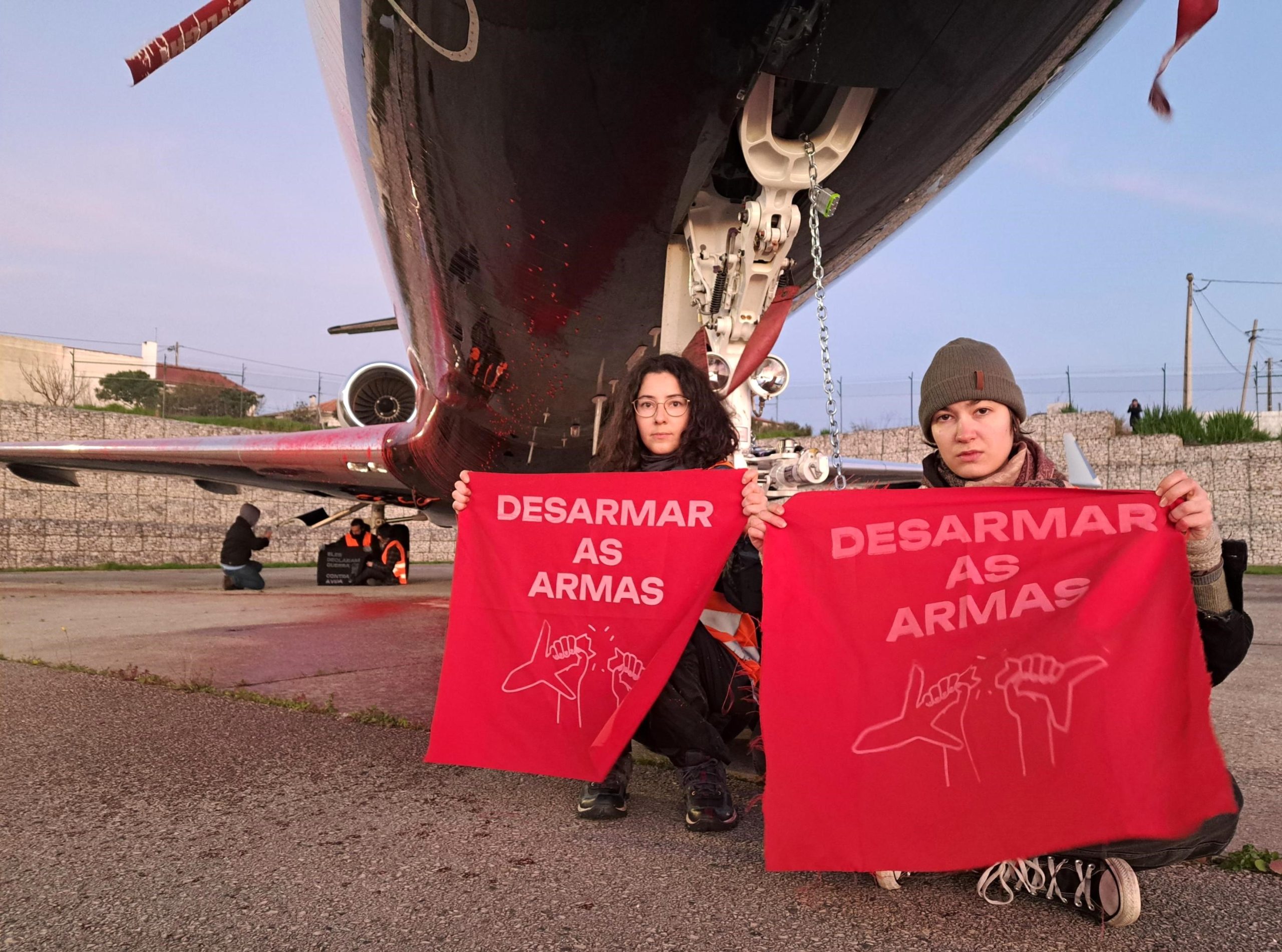 “Armas de destruição maciça”. Ativistas da Climáximo pintam jato privado em Cascais em ação de protesto