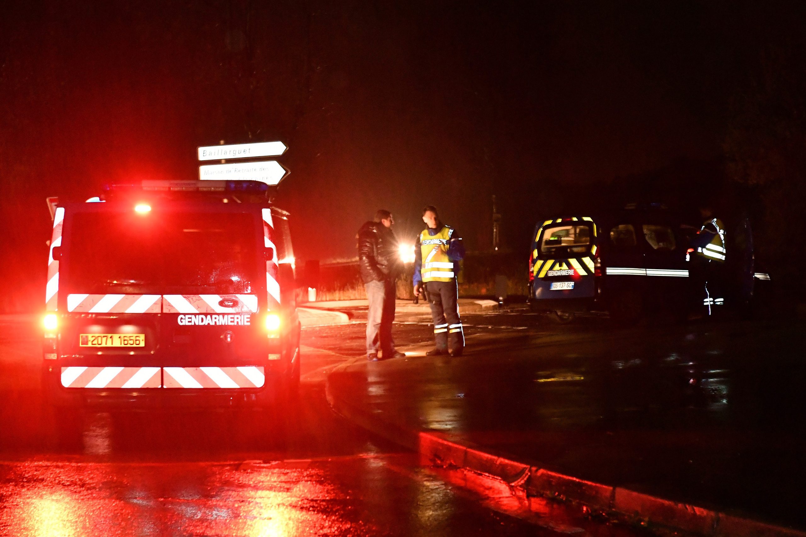Homem armado faz reféns num lar para monges em França. Uma mulher morreu.